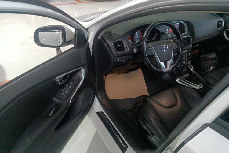 Used Volvo V40 2015 1.6T Zhiyi Edition
