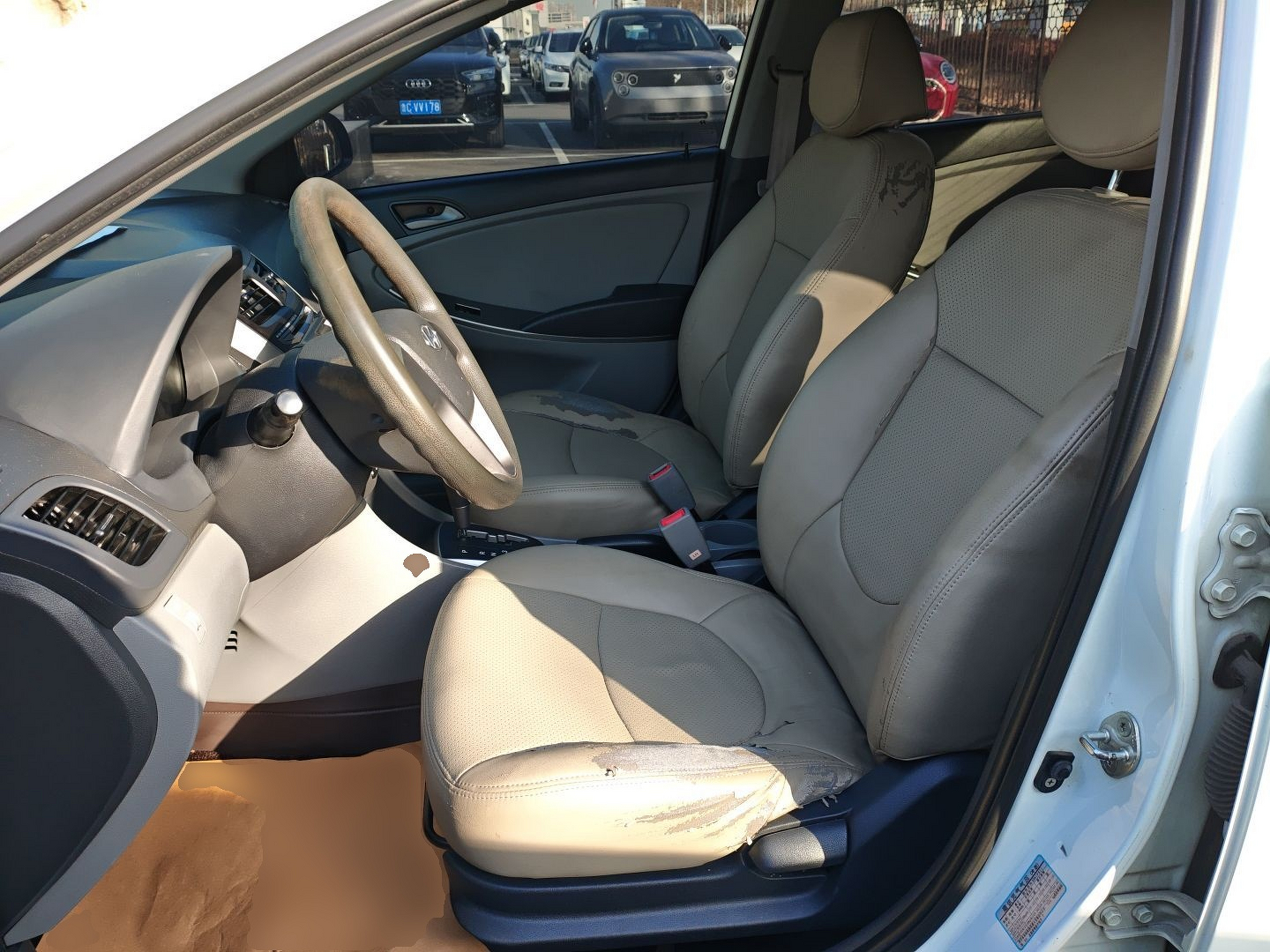 المقاعد الأمامية داخل السيارة