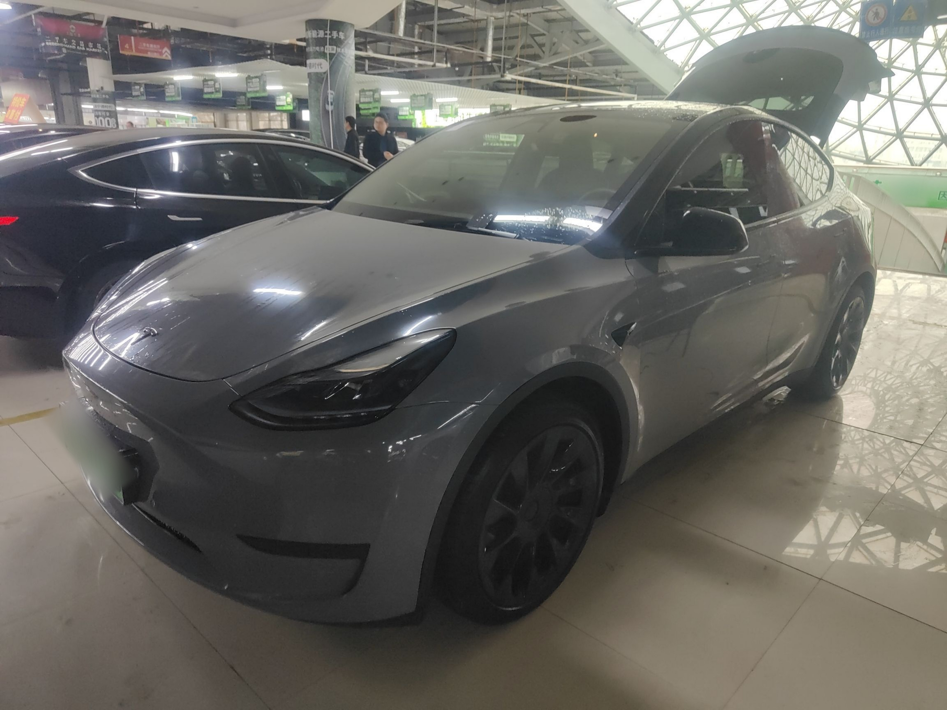 تحت مقدمة السيارة