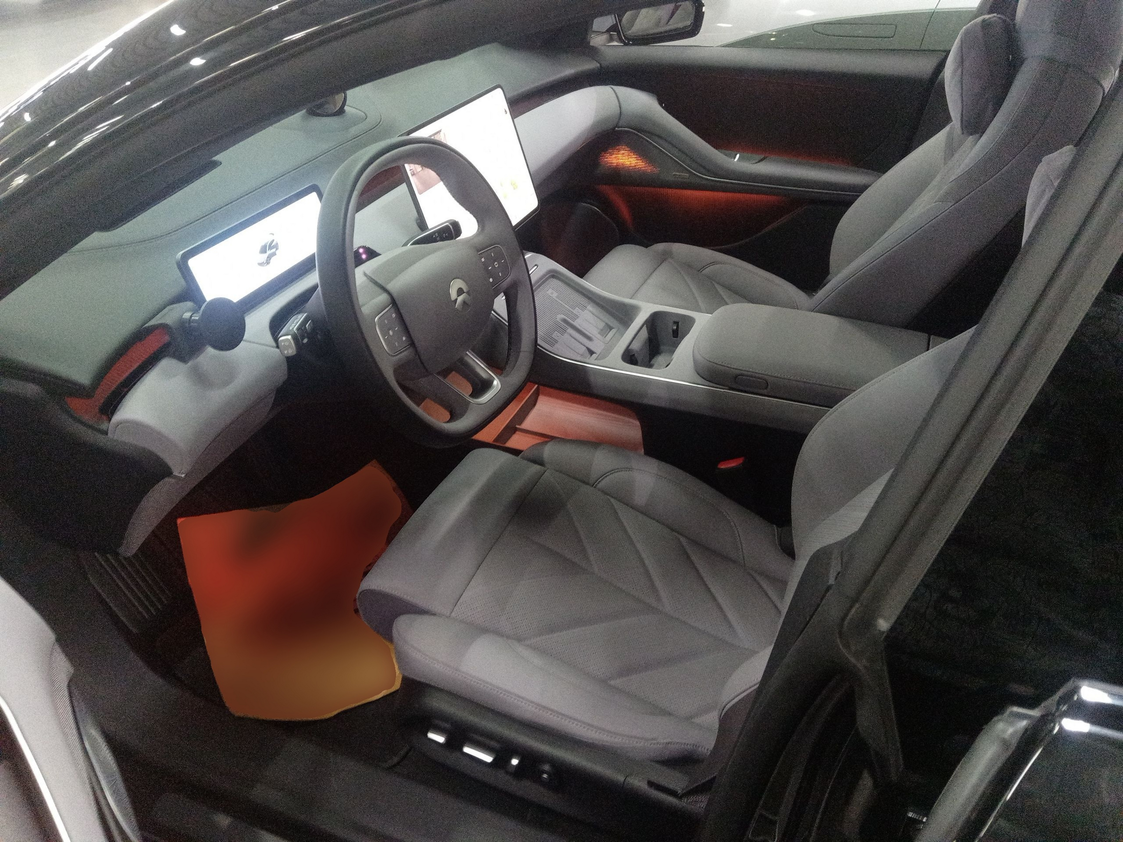 المقاعد الأمامية داخل السيارة