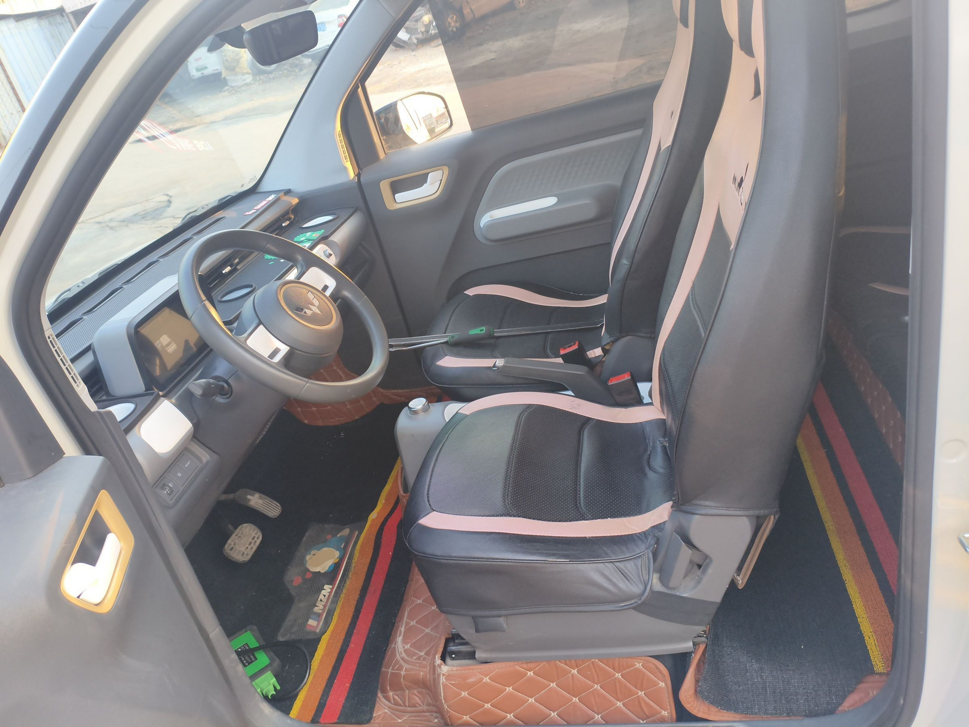 المقاعد الأمامية داخل السيارة