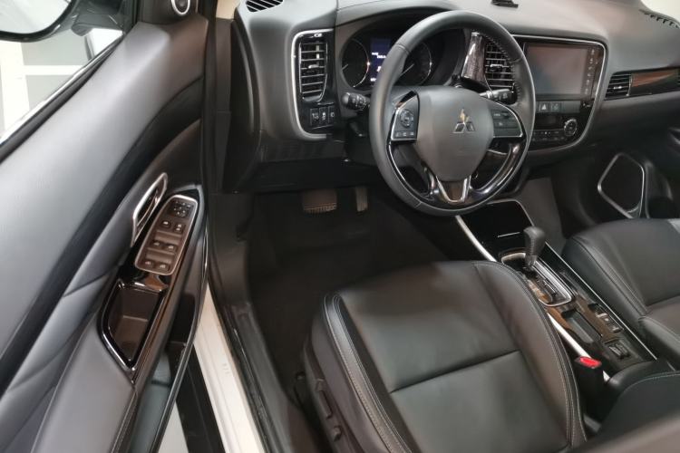 Used Mitsubishi Outlander 2019 2.0L Two-Wheel Drive Comfort Edition 5 Seats China VI Standard
