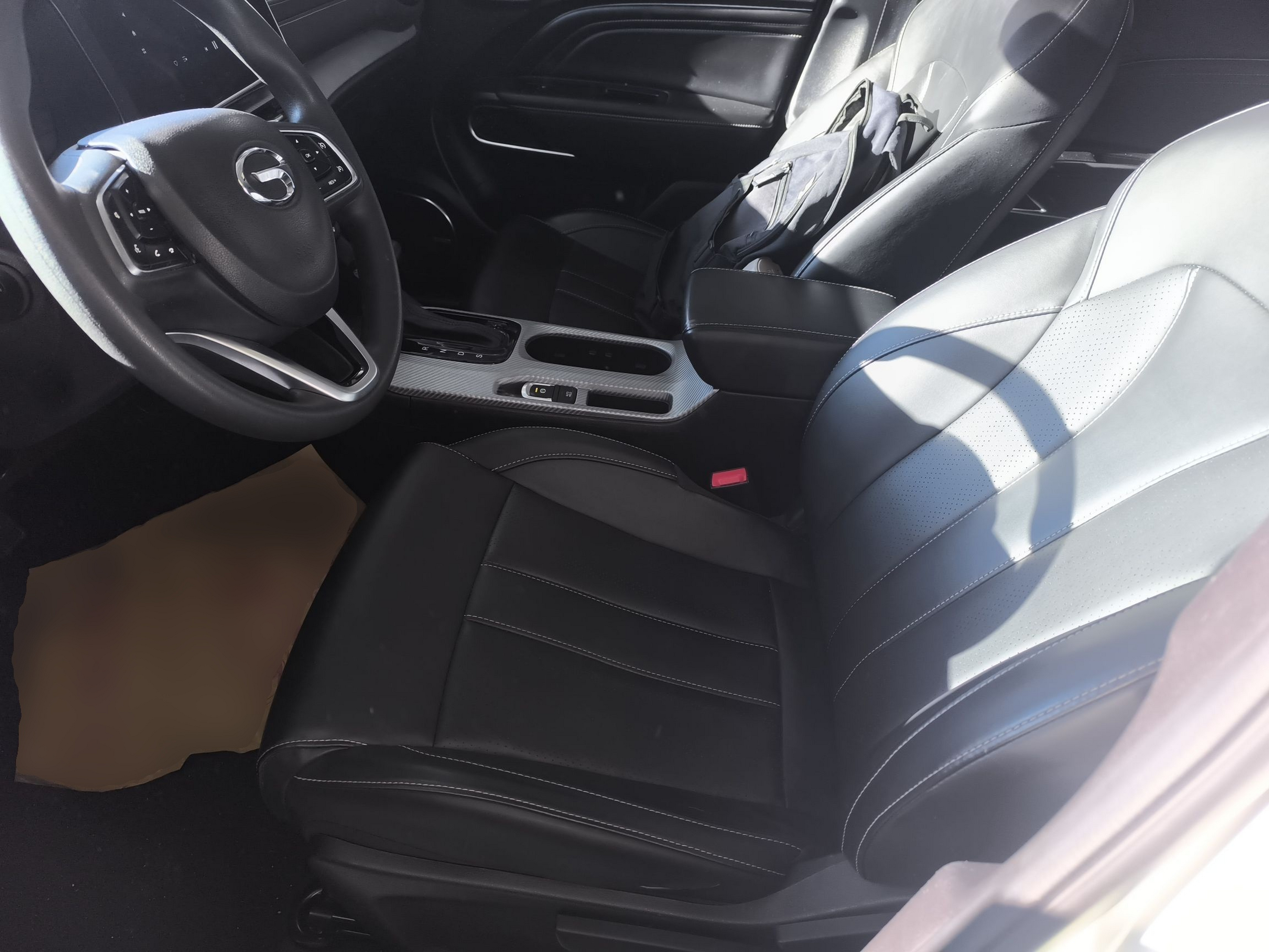 المقاعد الأمامية داخل السيارة