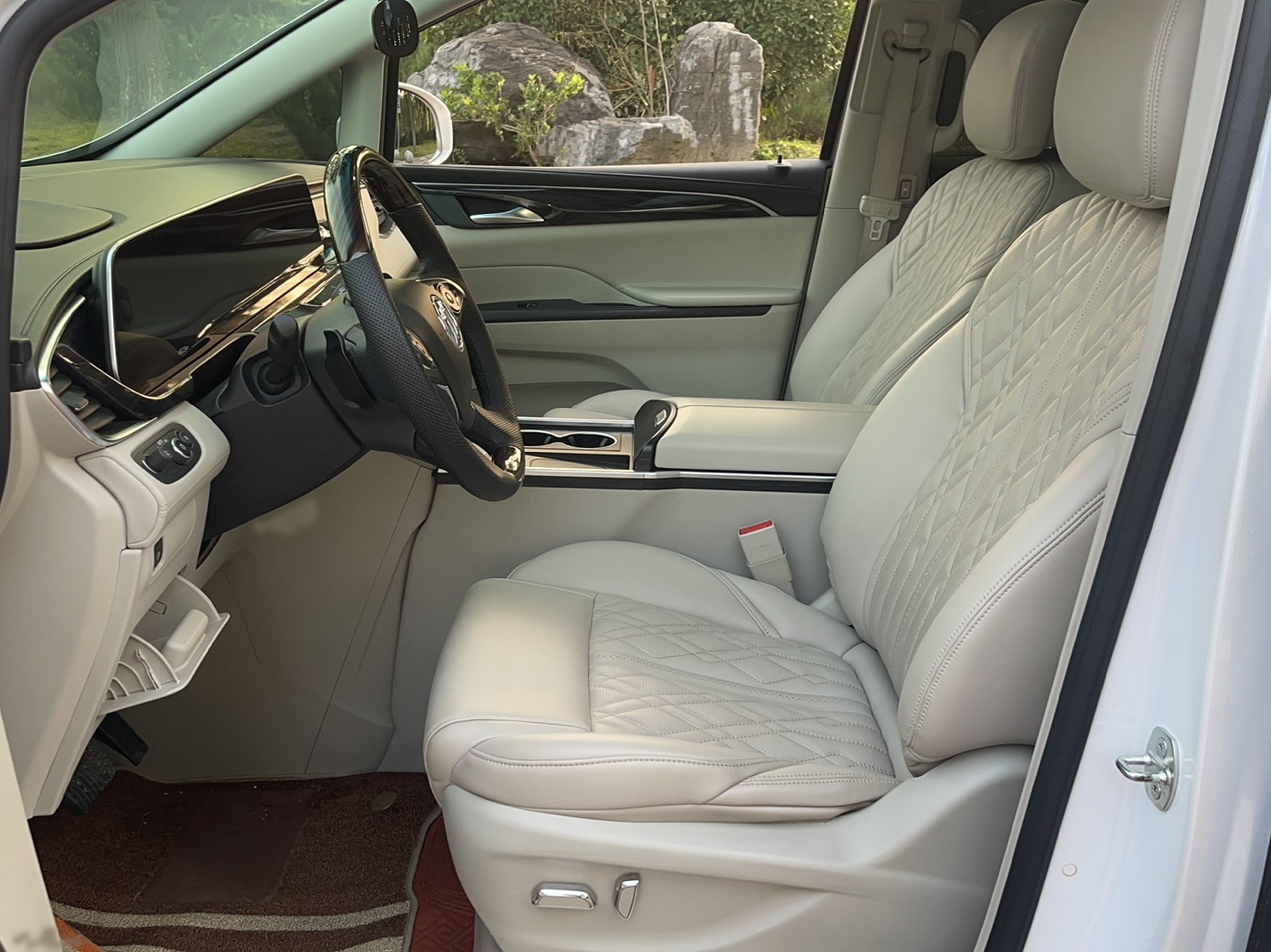 Переднее сиденье в автомобиле