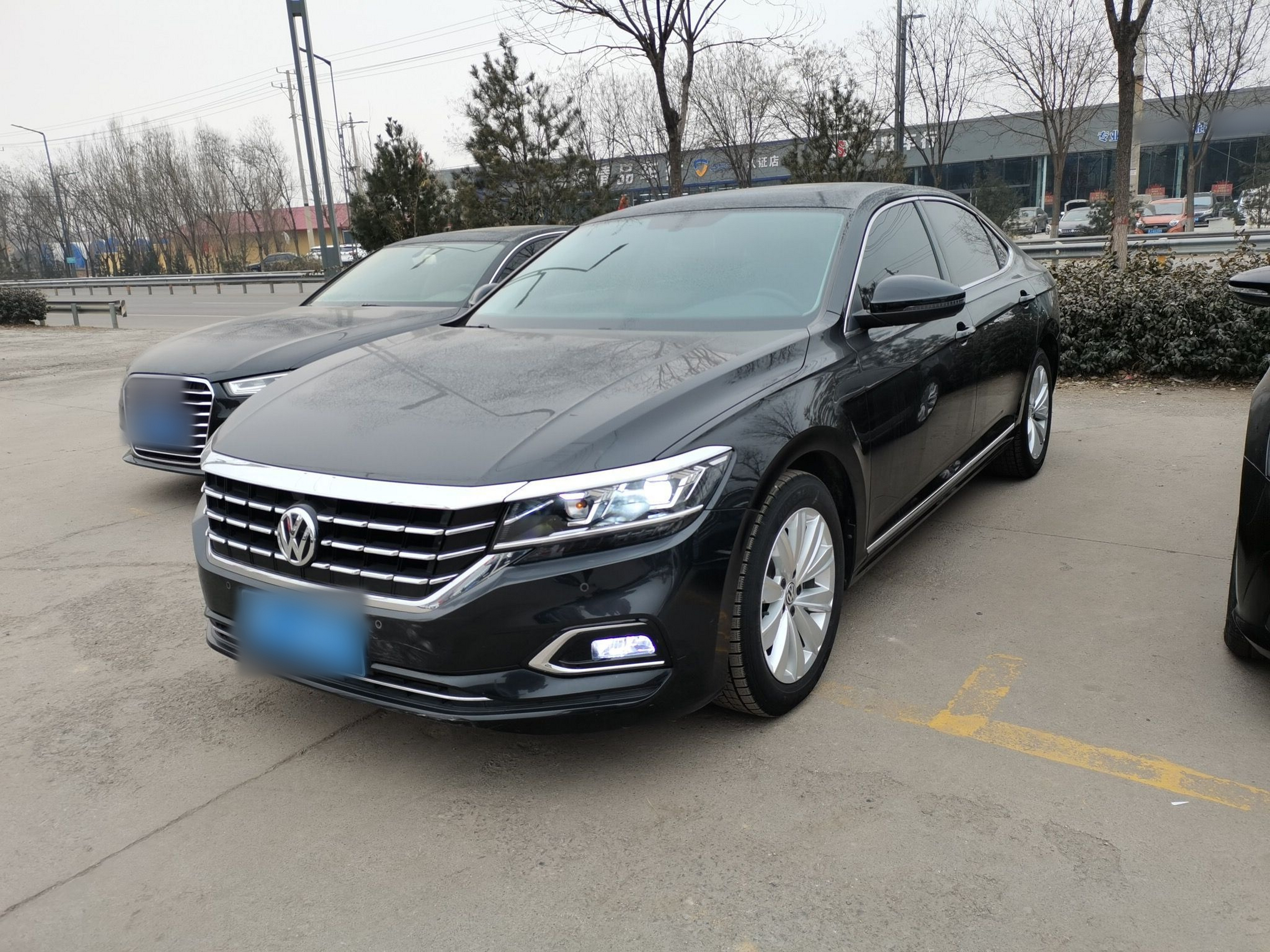 Под передней частью автомобиля