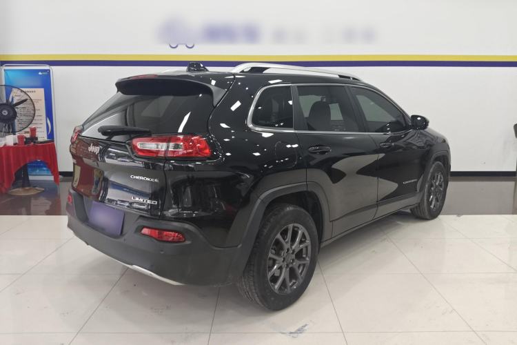 Used  Cherokee 2020 2.0L Two-Wheel Drive Classic Sports Edition
