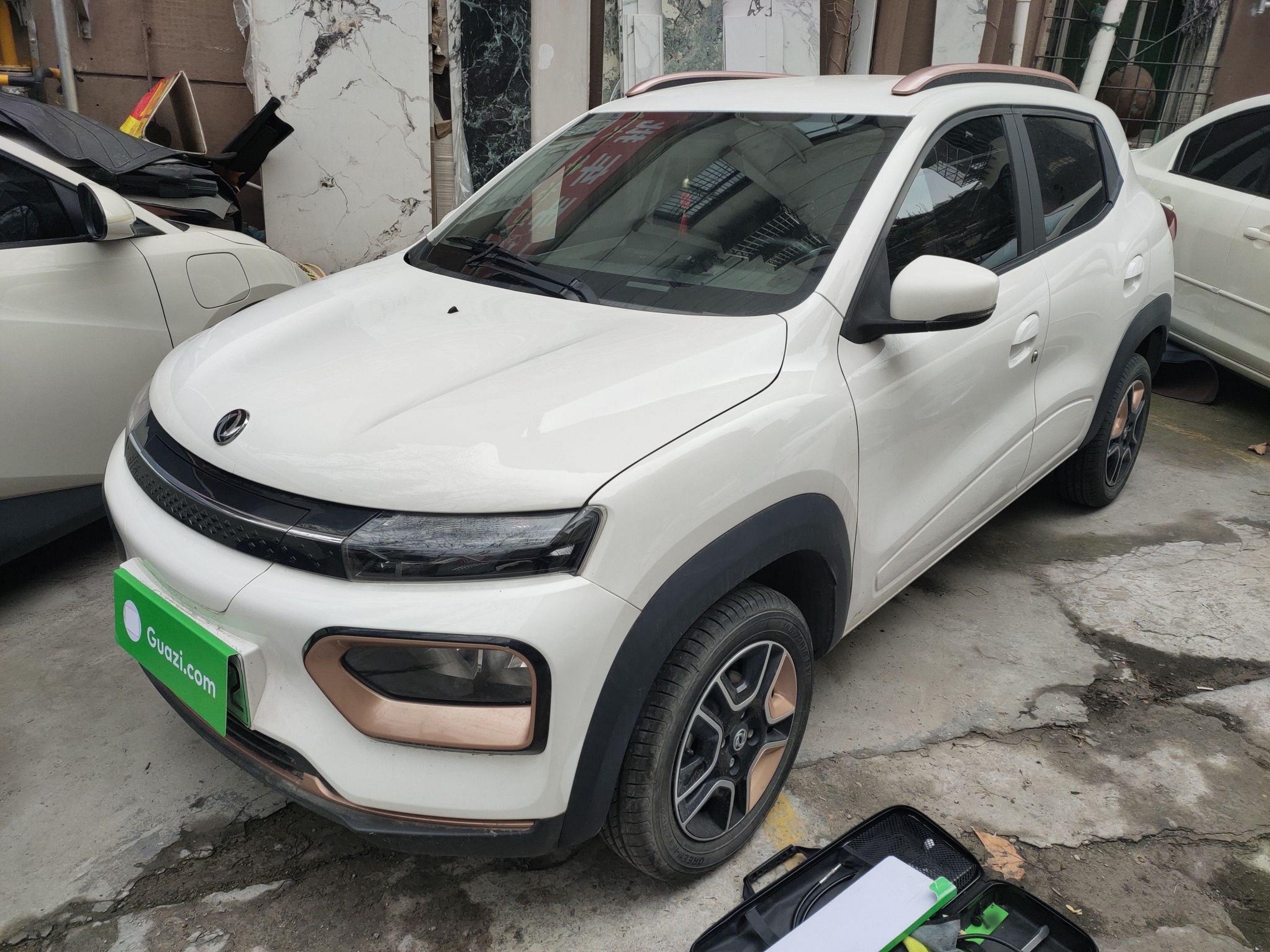 Под передней частью автомобиля