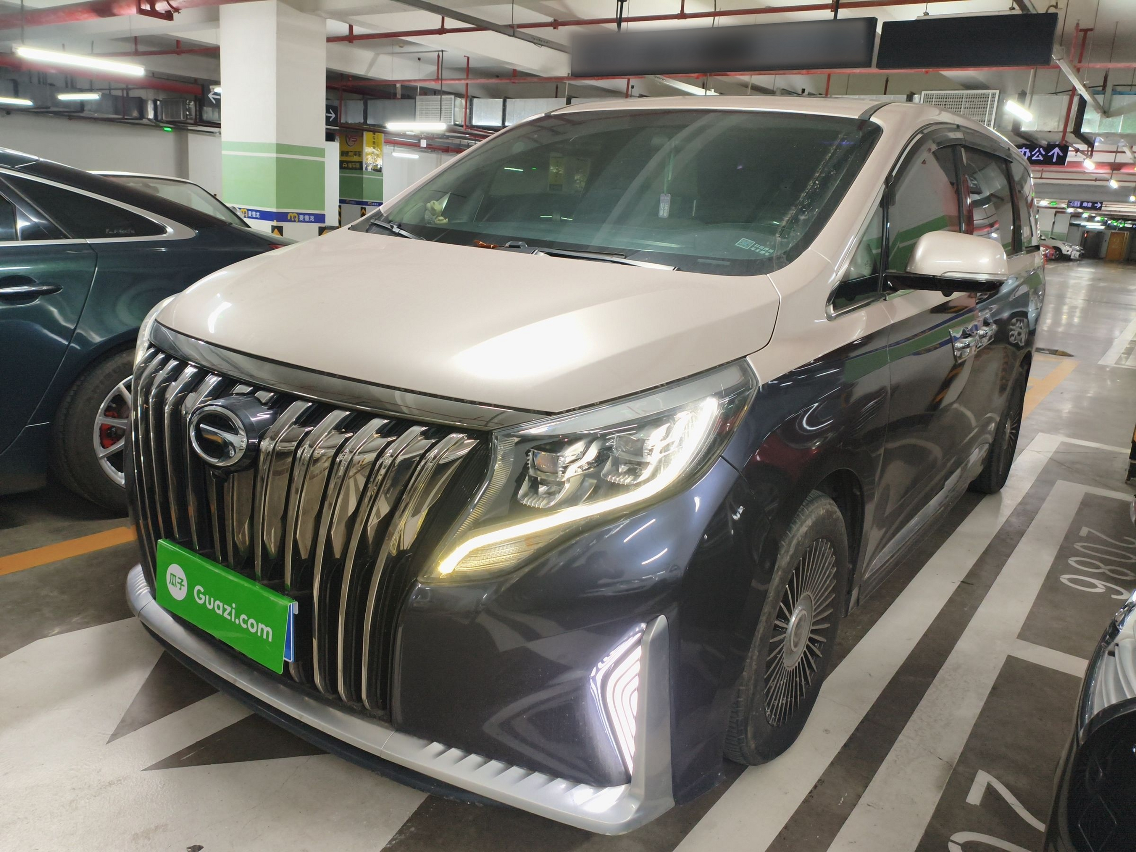 Под передней частью автомобиля