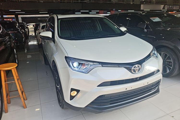 Used Toyota RAV4 2016 2.0L CVT Two-Wheel Drive Fashion Edition China V Standard
