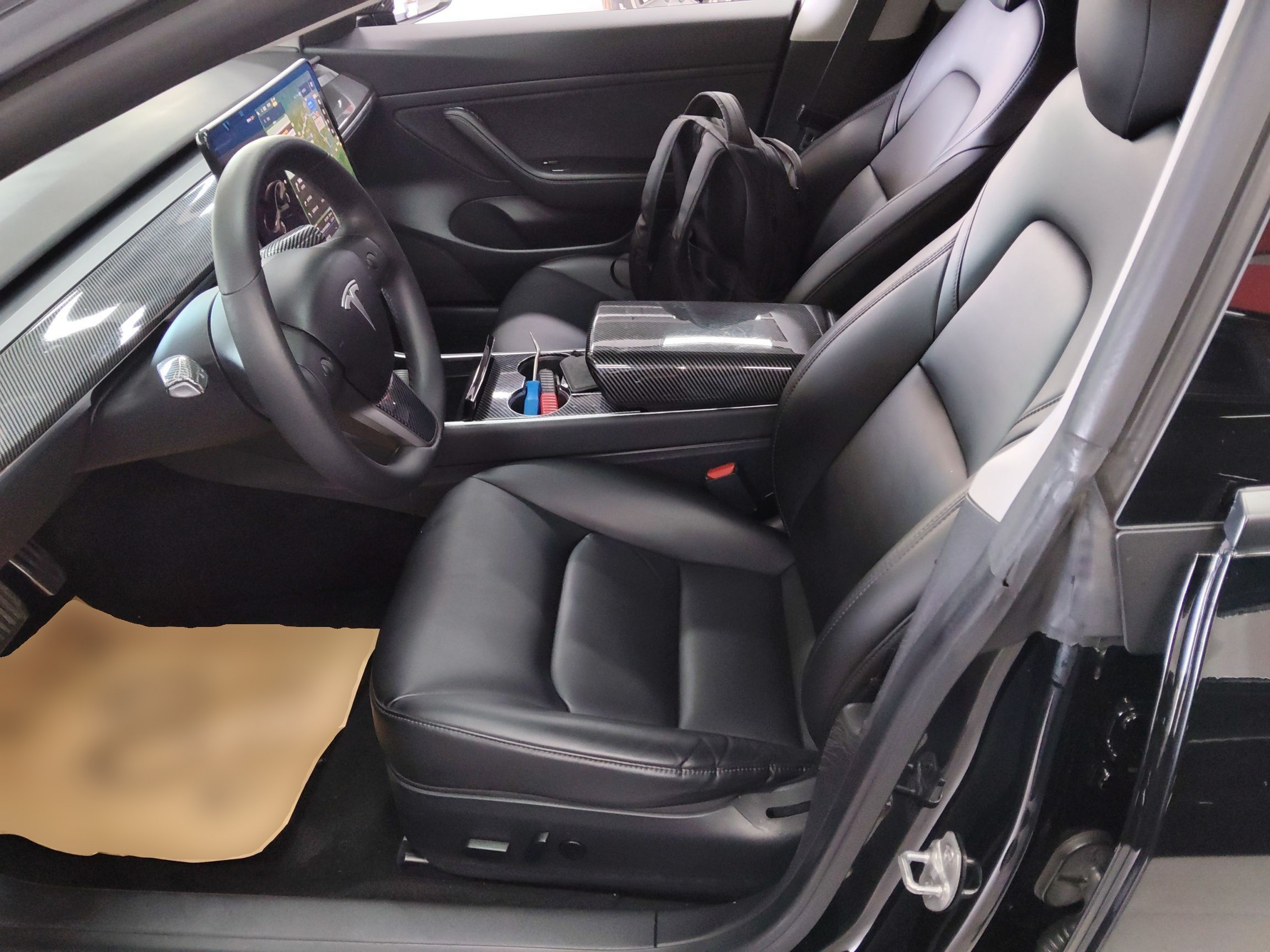 المقاعد الأمامية داخل السيارة