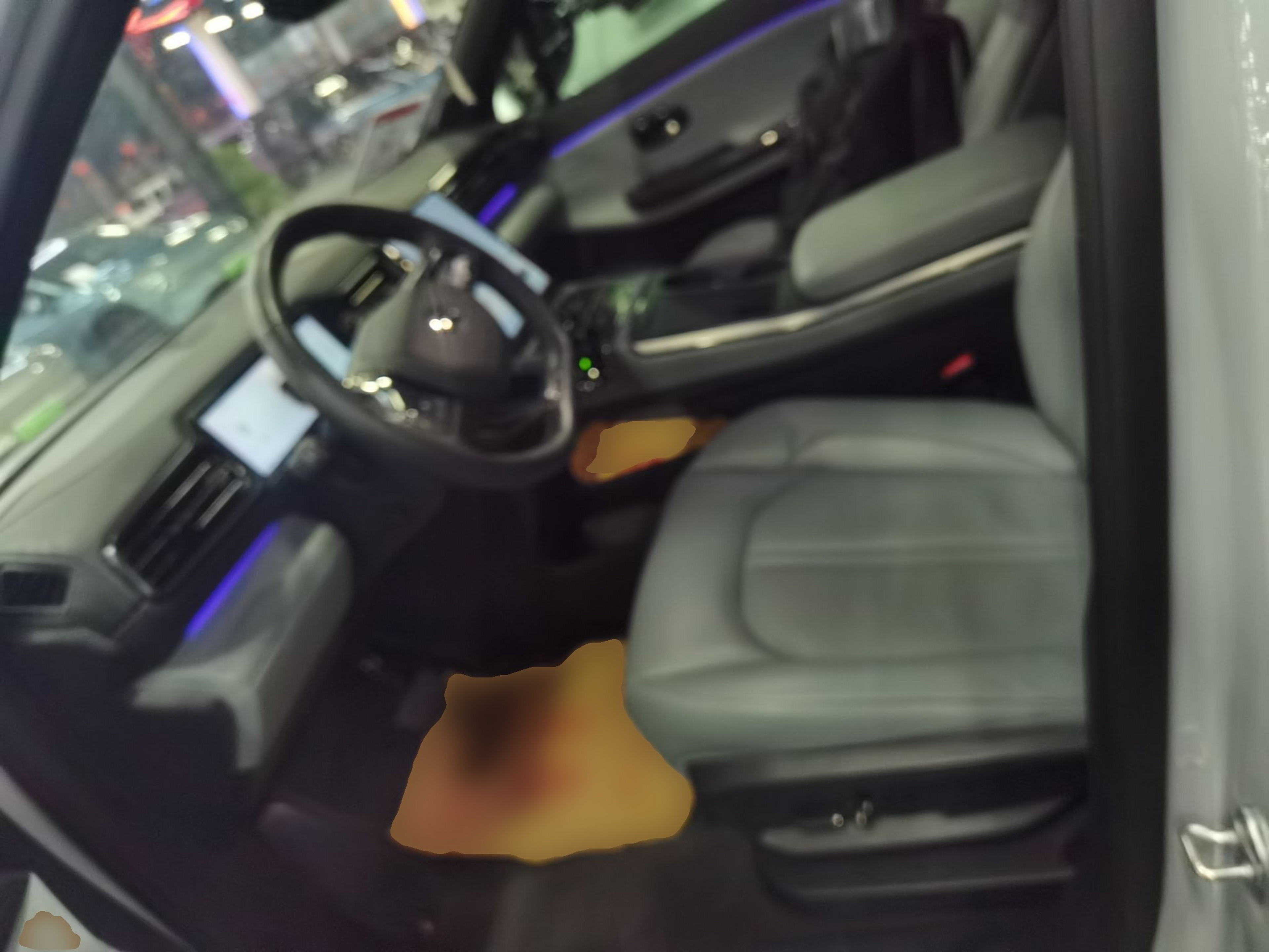 المقاعد الأمامية داخل السيارة