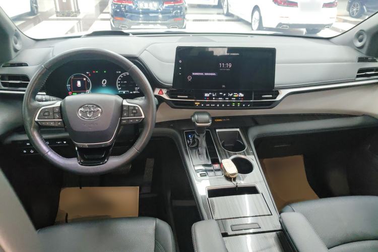 Used Toyota Granvia 2023 2.5L Hybrid Flagship VIP Edition