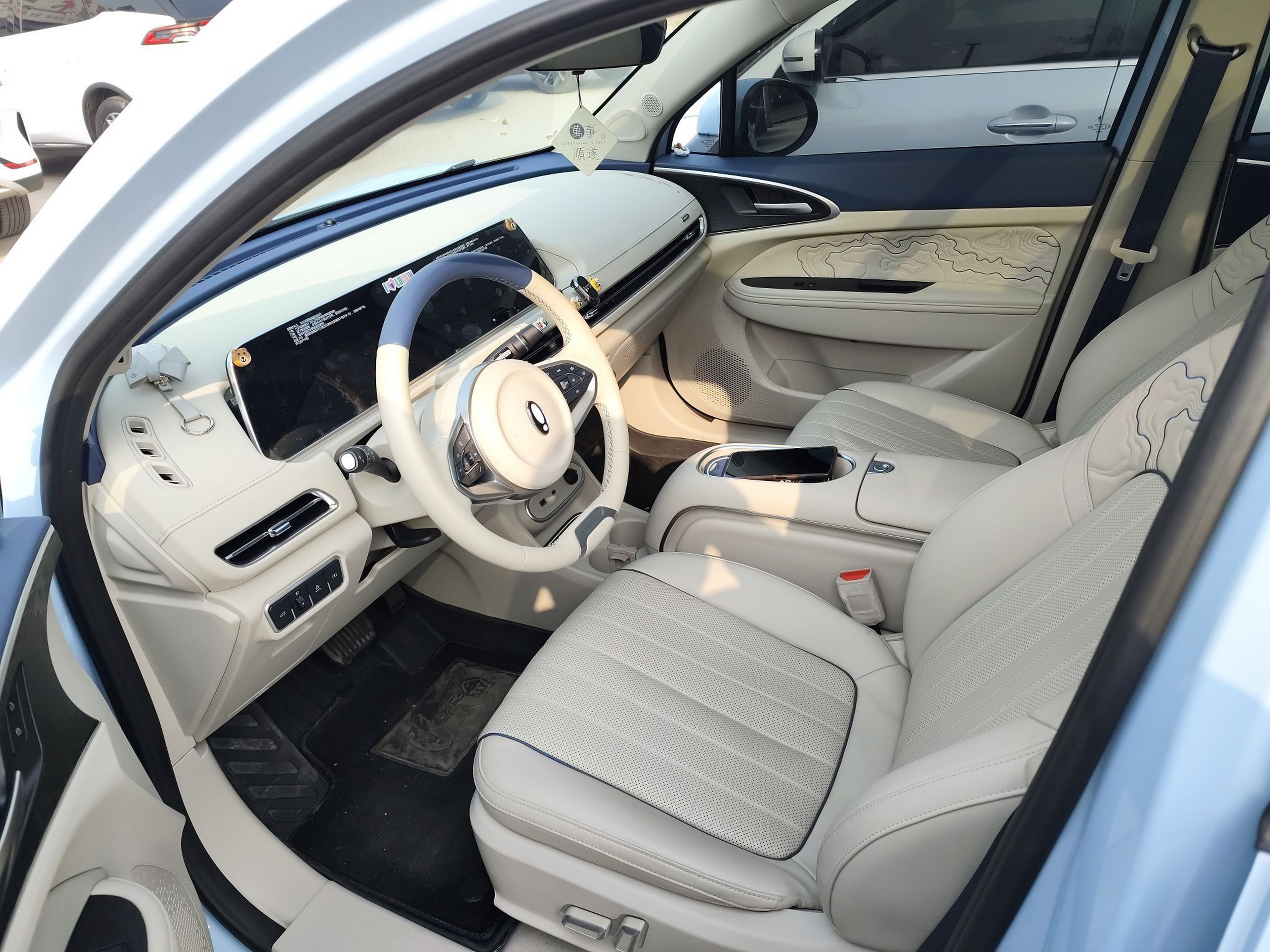 المقاعد الأمامية داخل السيارة