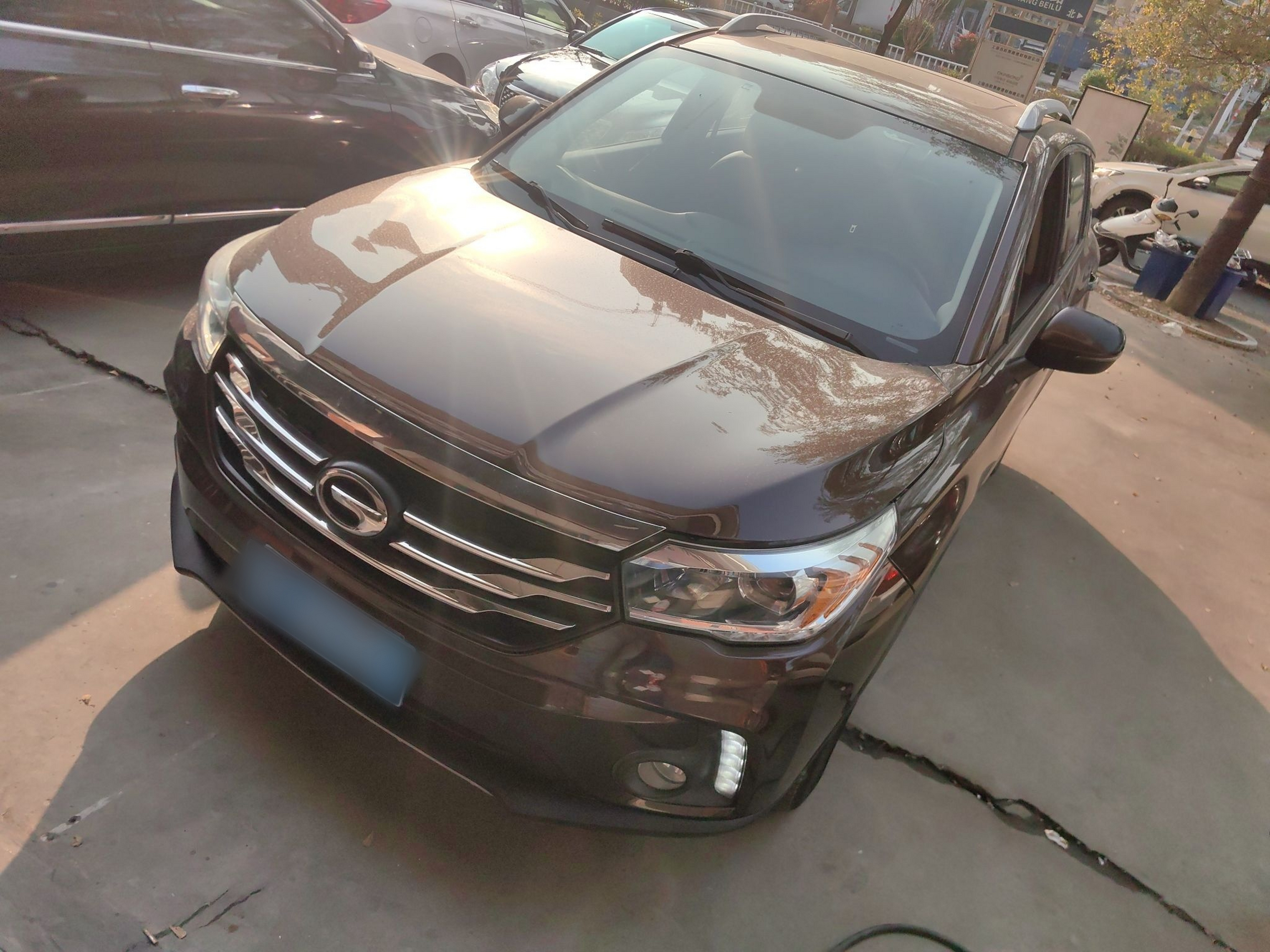 Под передней частью автомобиля