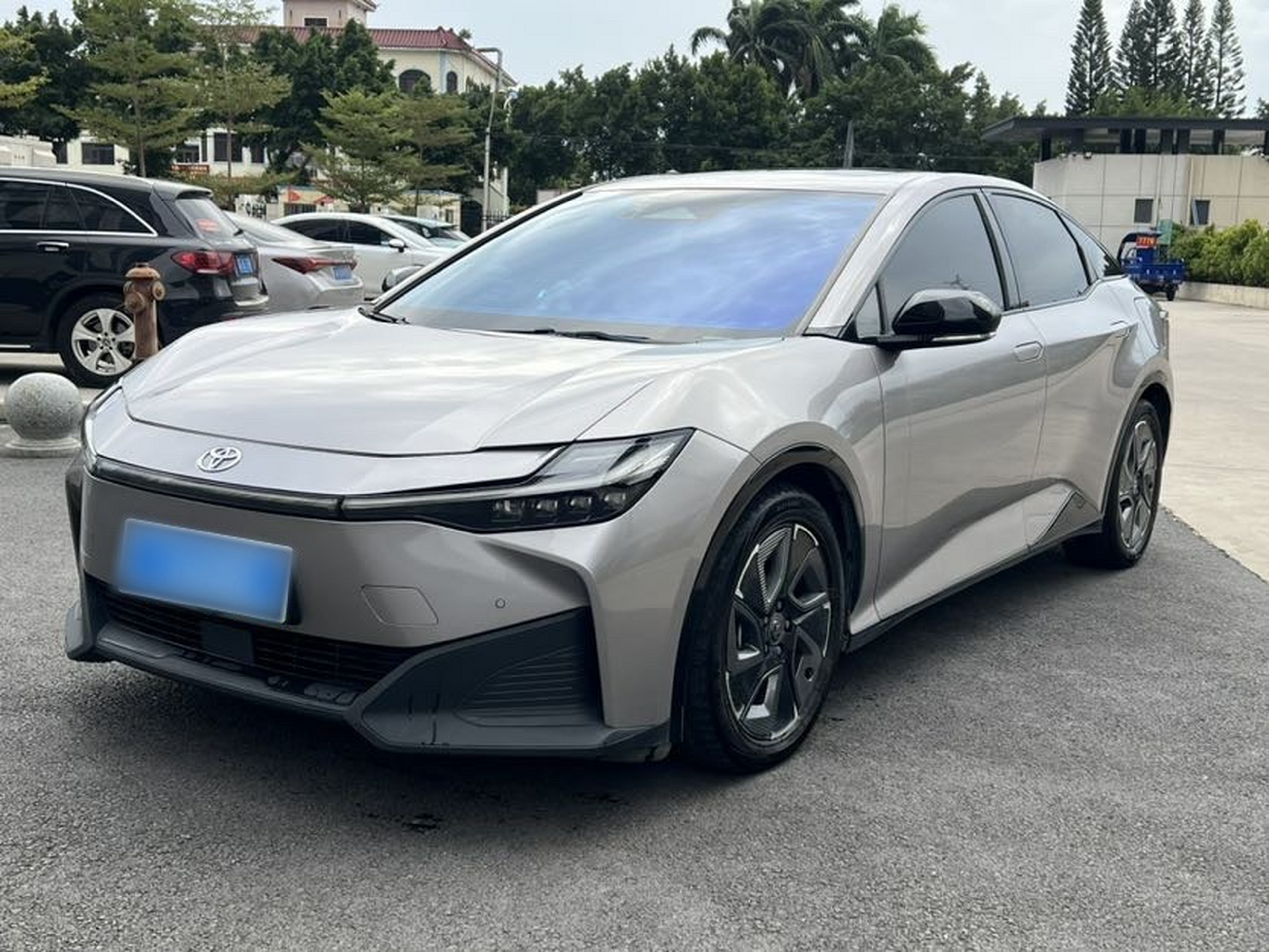 Под передней частью автомобиля