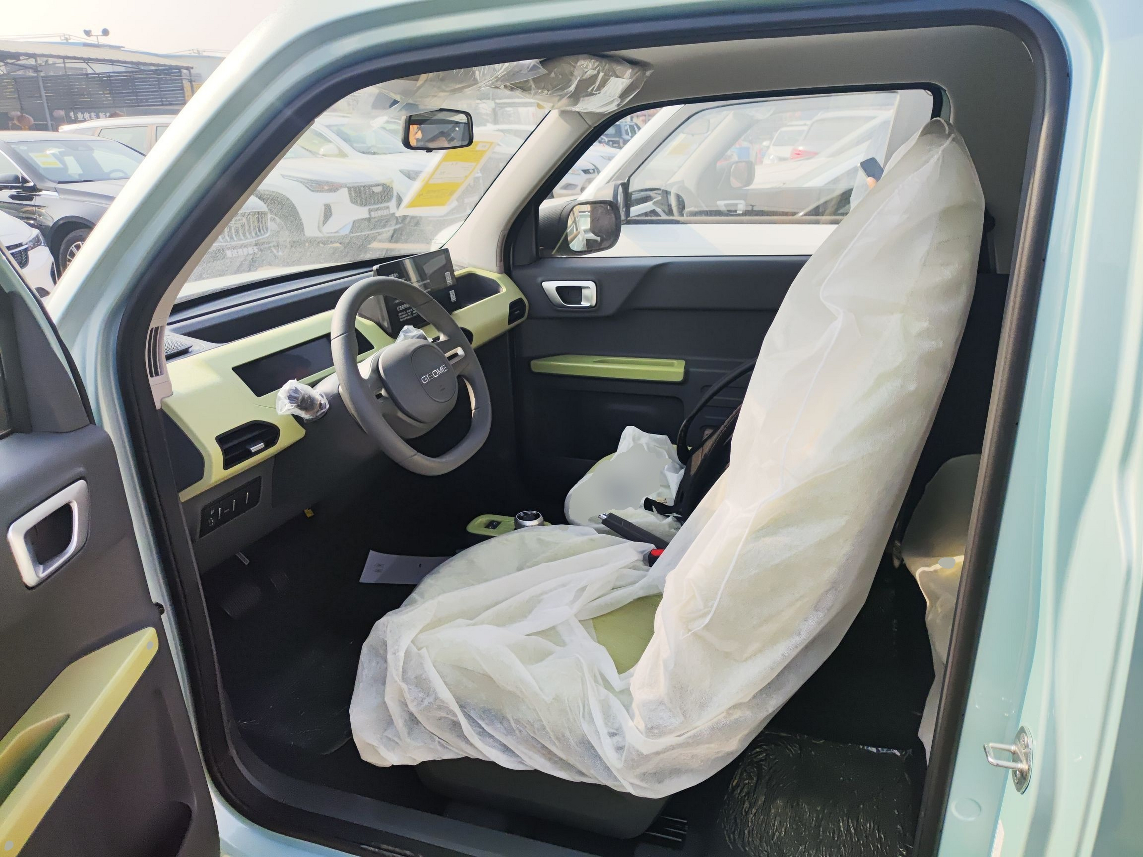 المقاعد الأمامية داخل السيارة