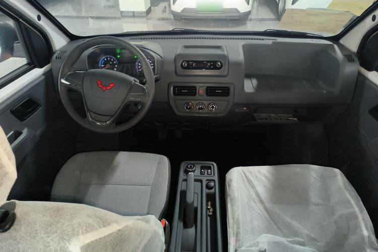 Used Wuling Yangguang 2024 300KM Comfort Version Passenger Van 75kW
