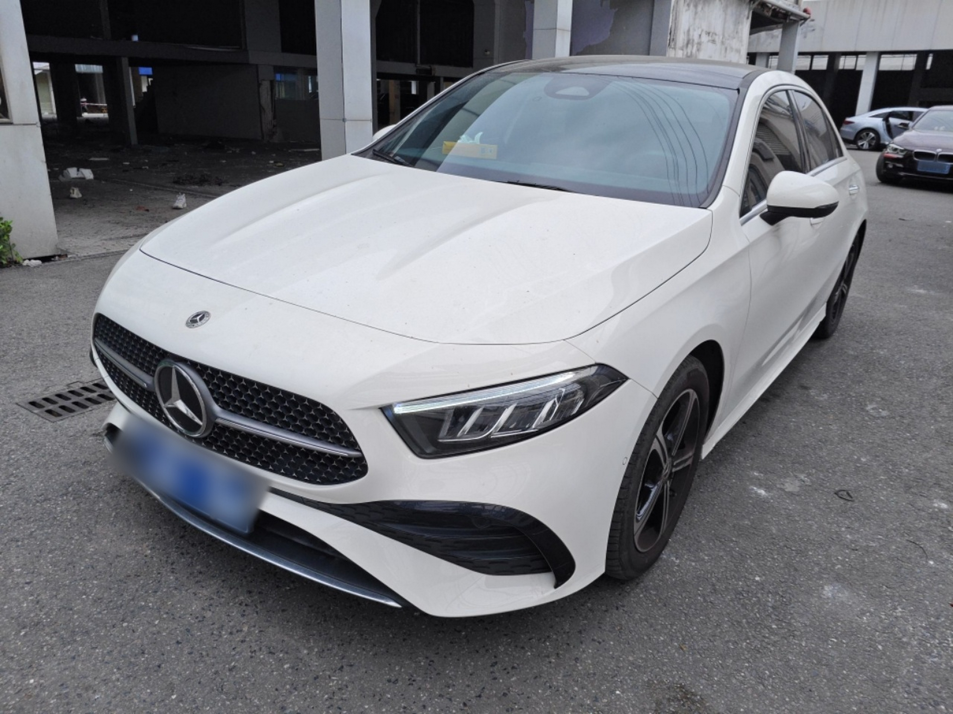 تحت مقدمة السيارة