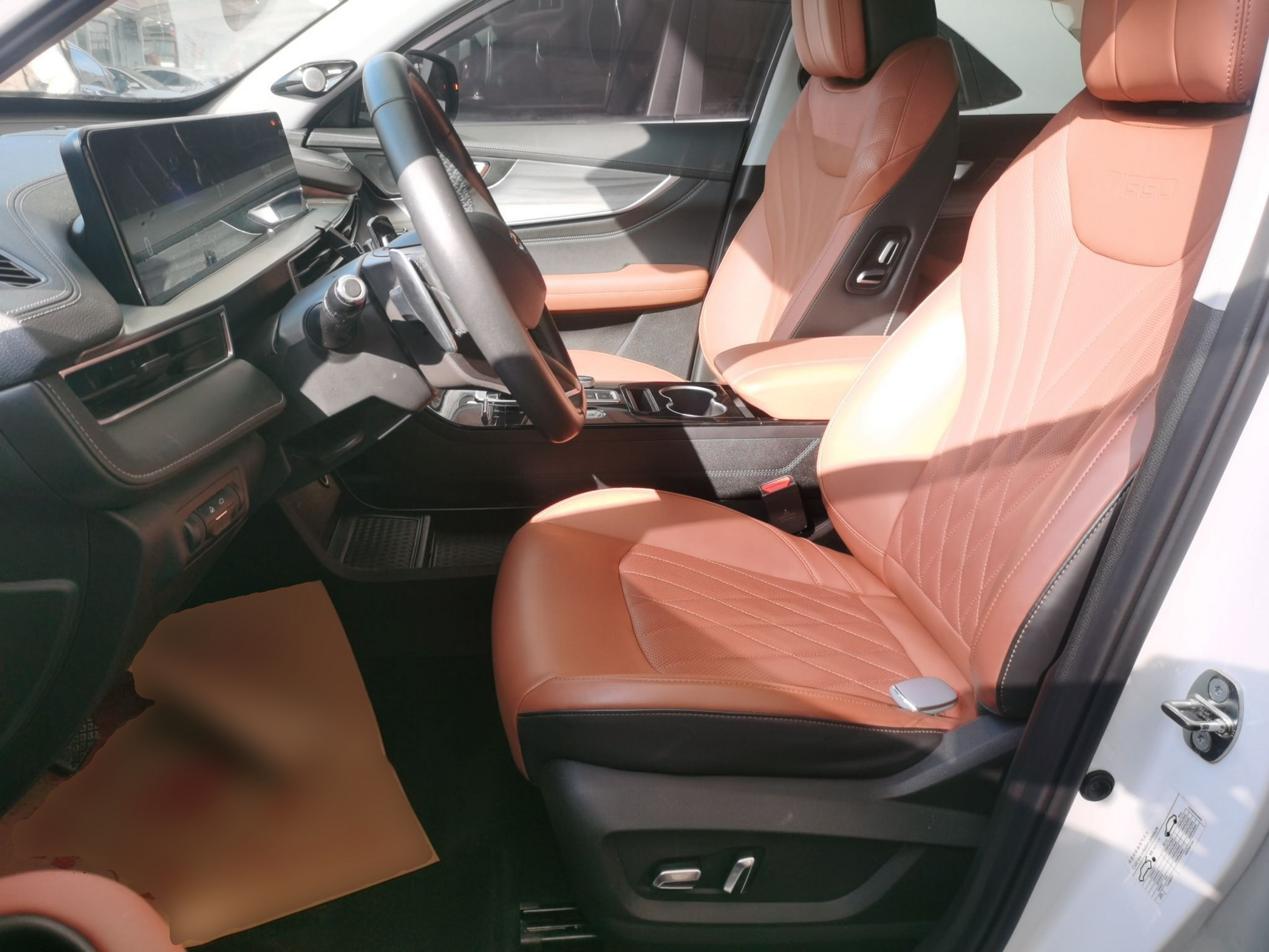 المقاعد الأمامية داخل السيارة