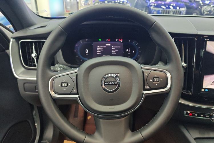 Used Volvo XC60 2025 B5 4x4 Smart Luxury Edition