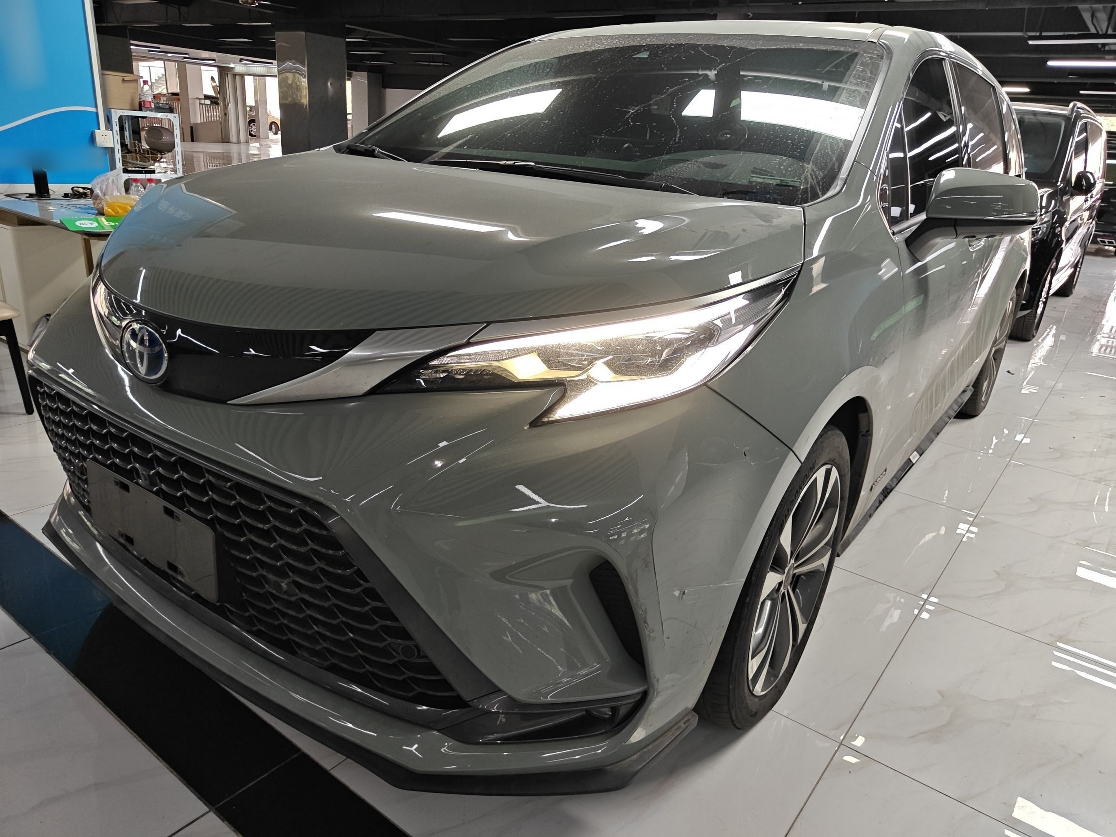 تحت مقدمة السيارة