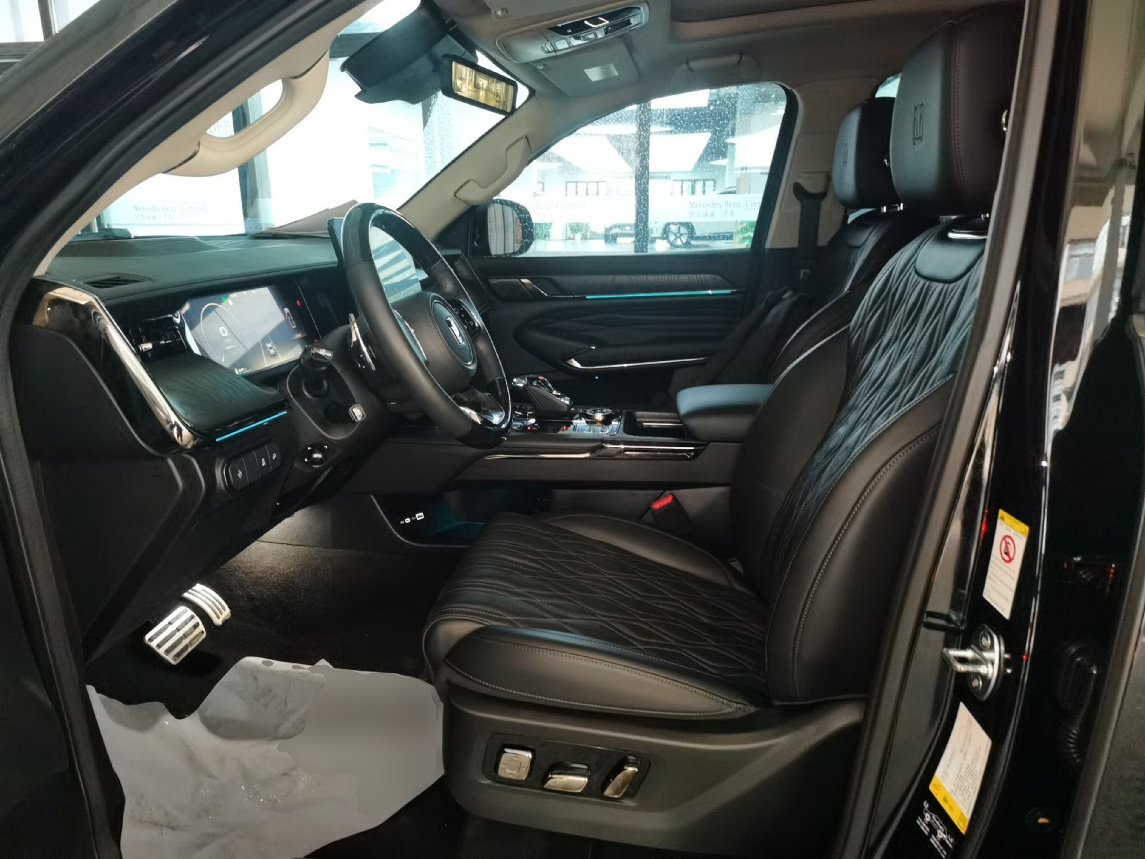 المقاعد الأمامية داخل السيارة