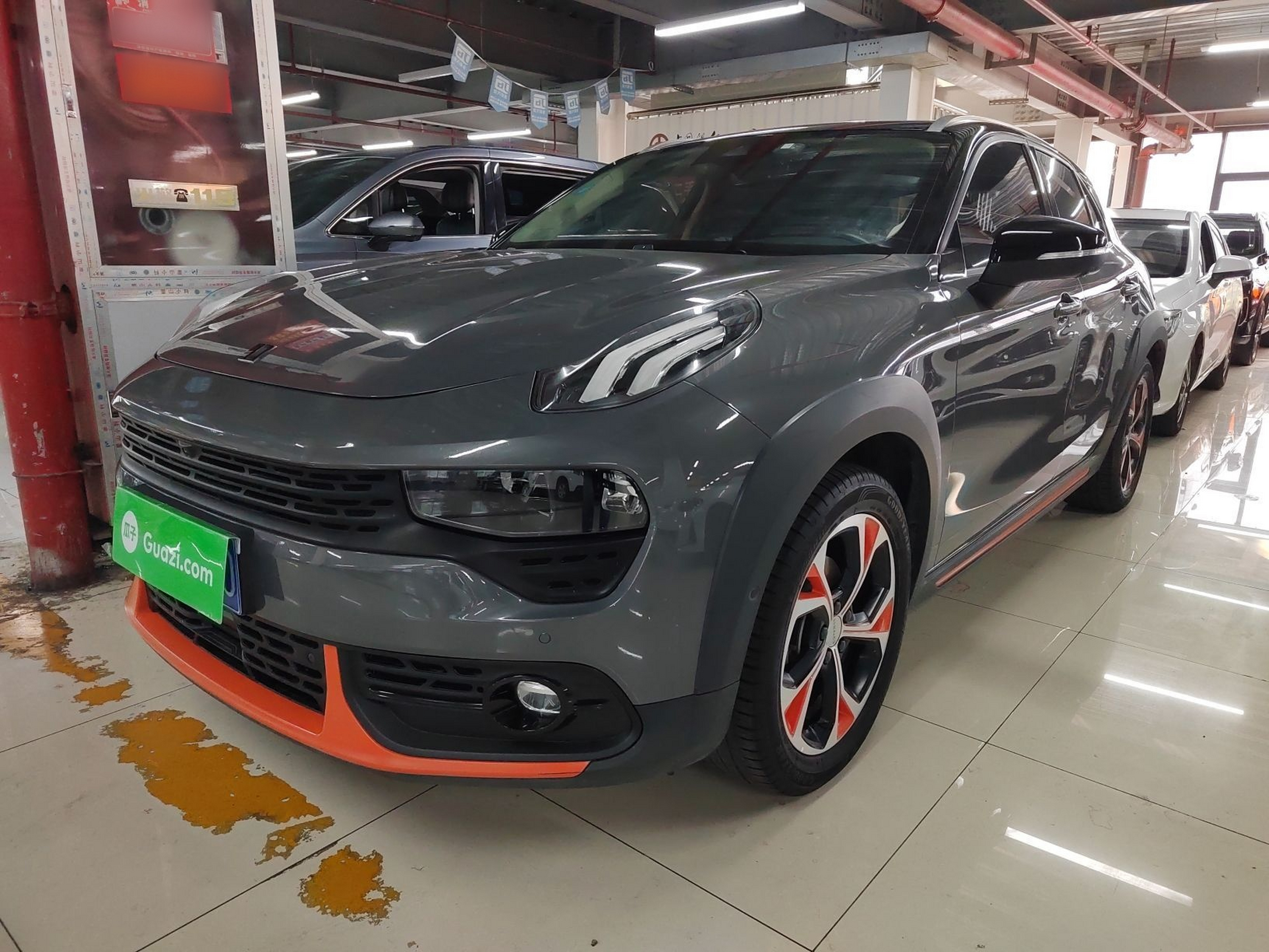 تحت مقدمة السيارة