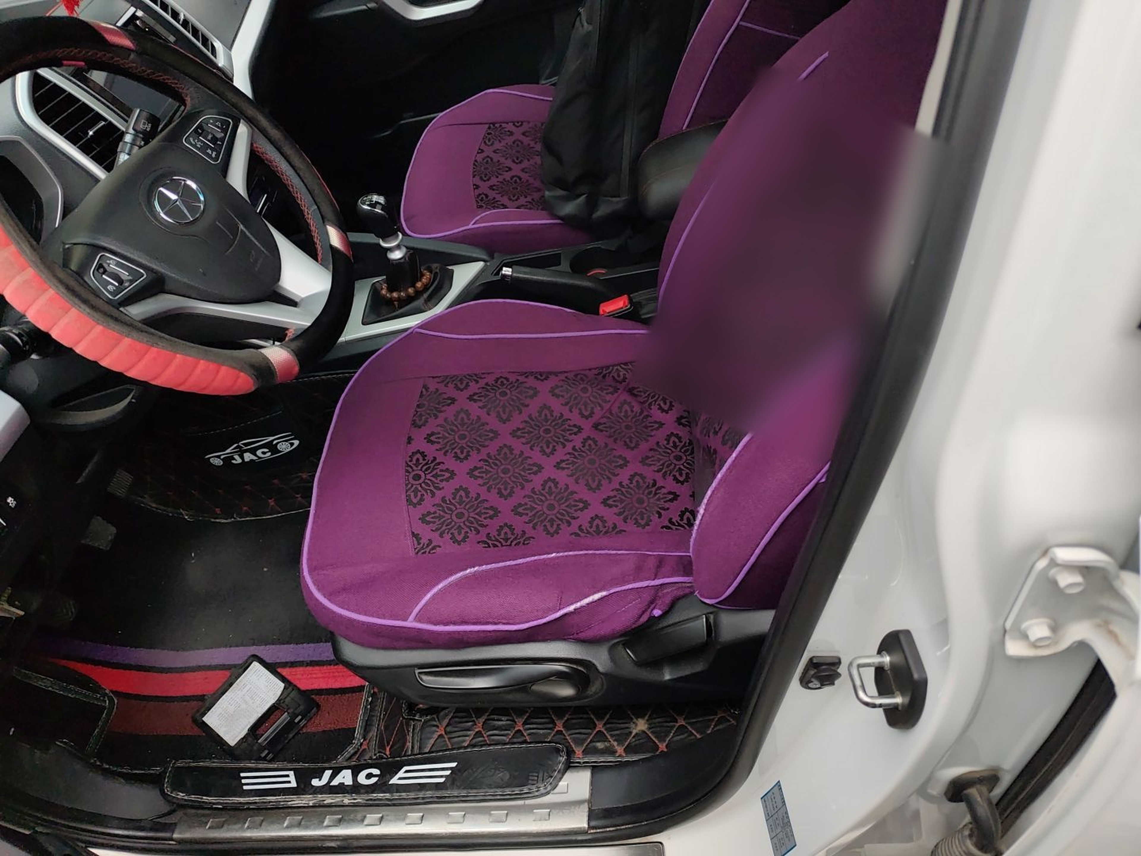 Переднее сиденье в автомобиле