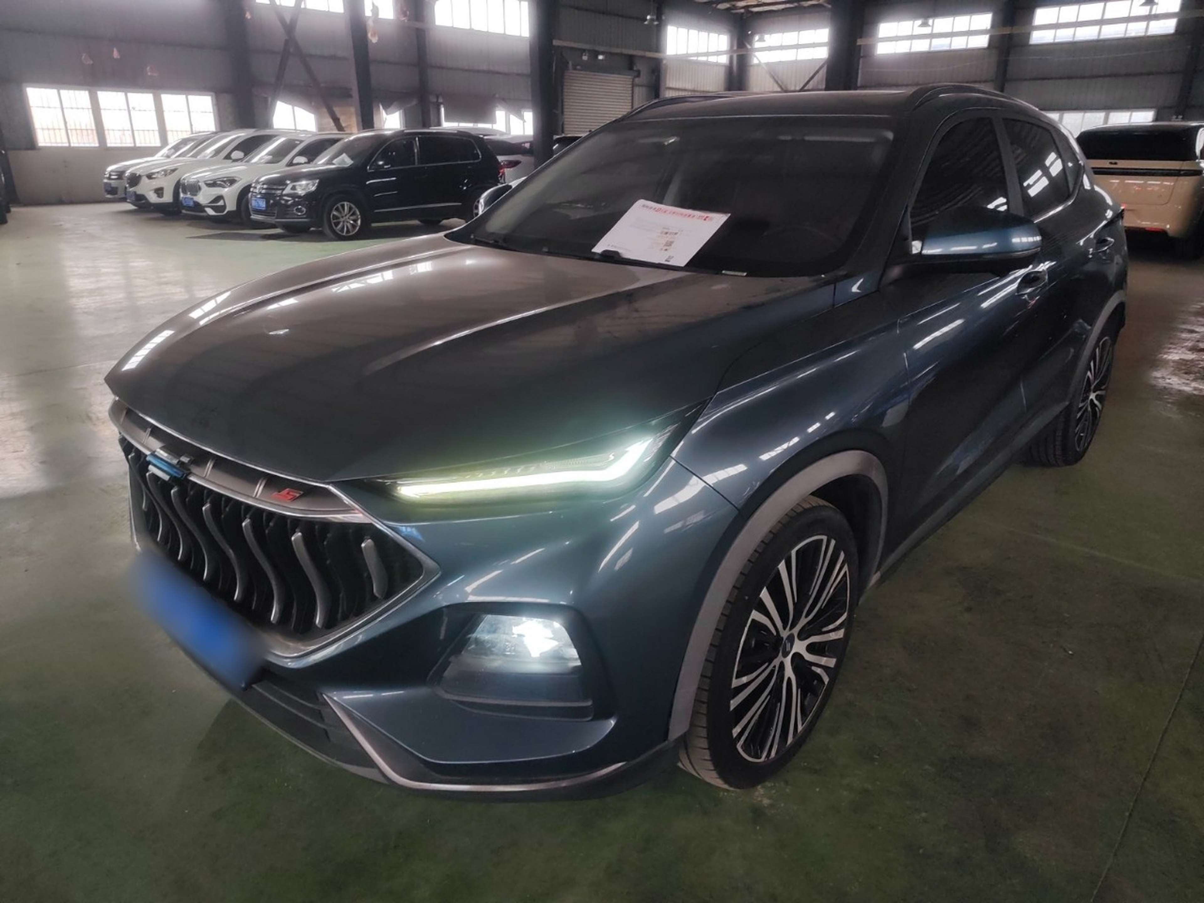 تحت مقدمة السيارة