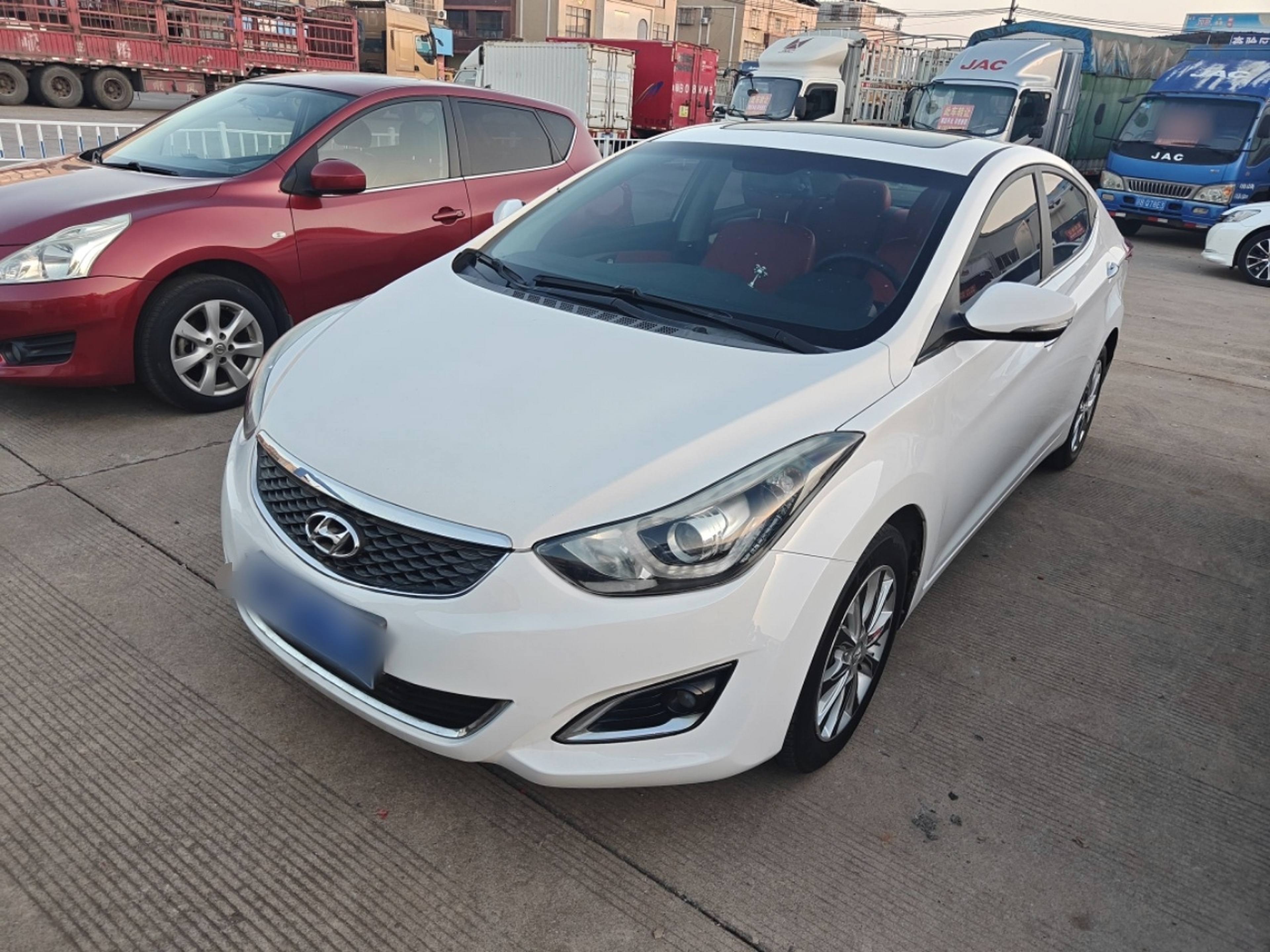 تحت مقدمة السيارة