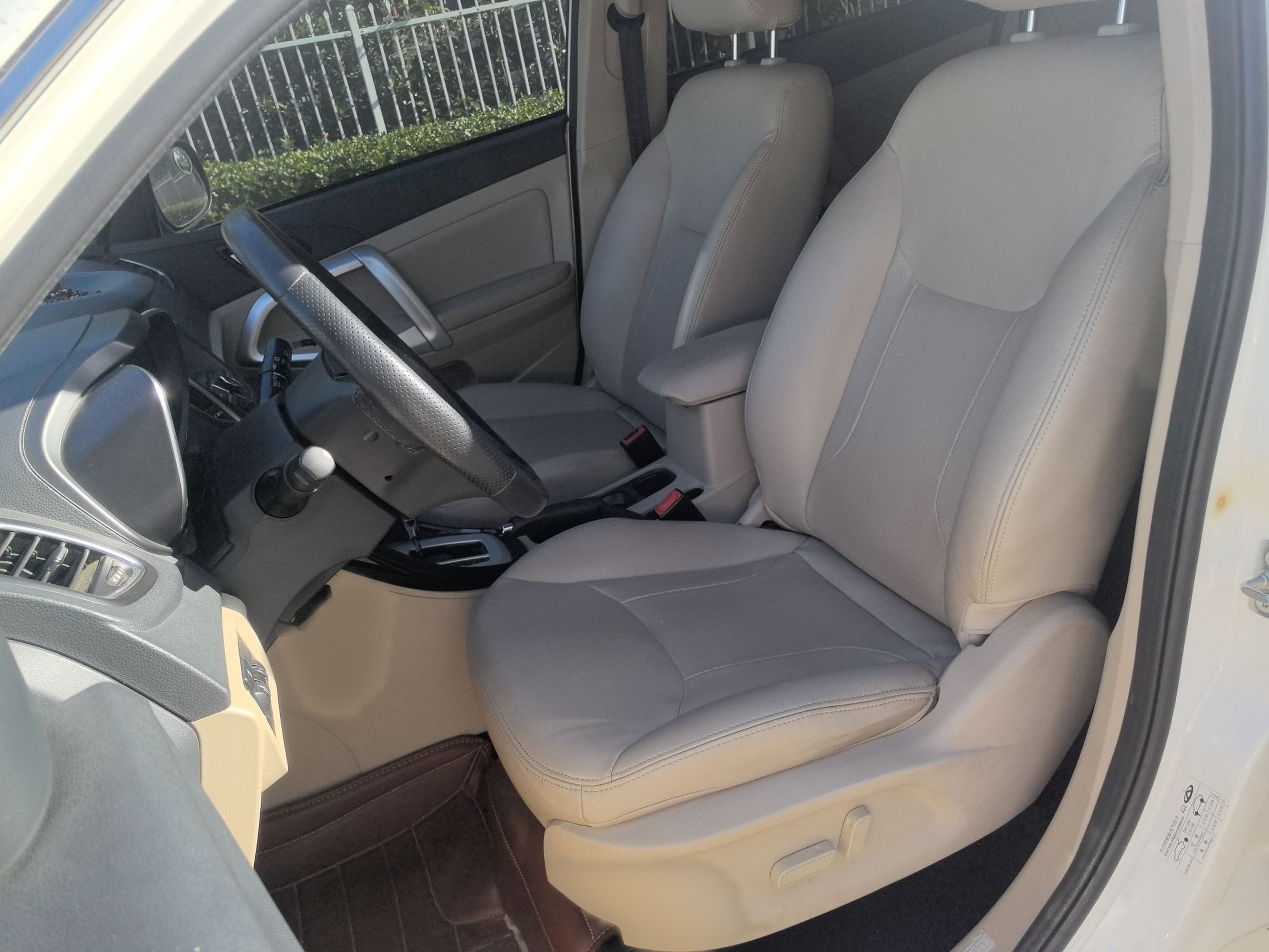 المقاعد الأمامية داخل السيارة