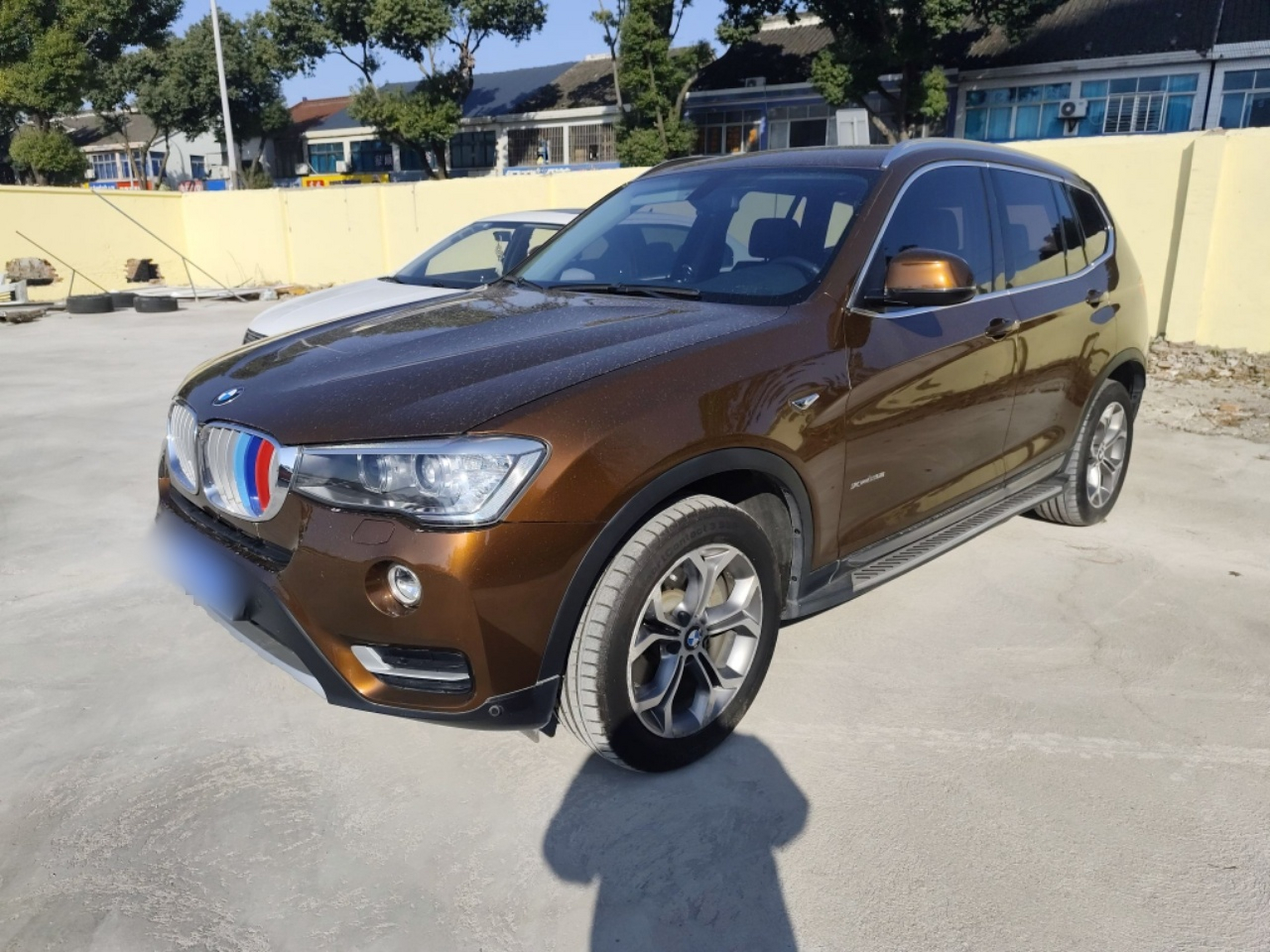 Под передней частью автомобиля