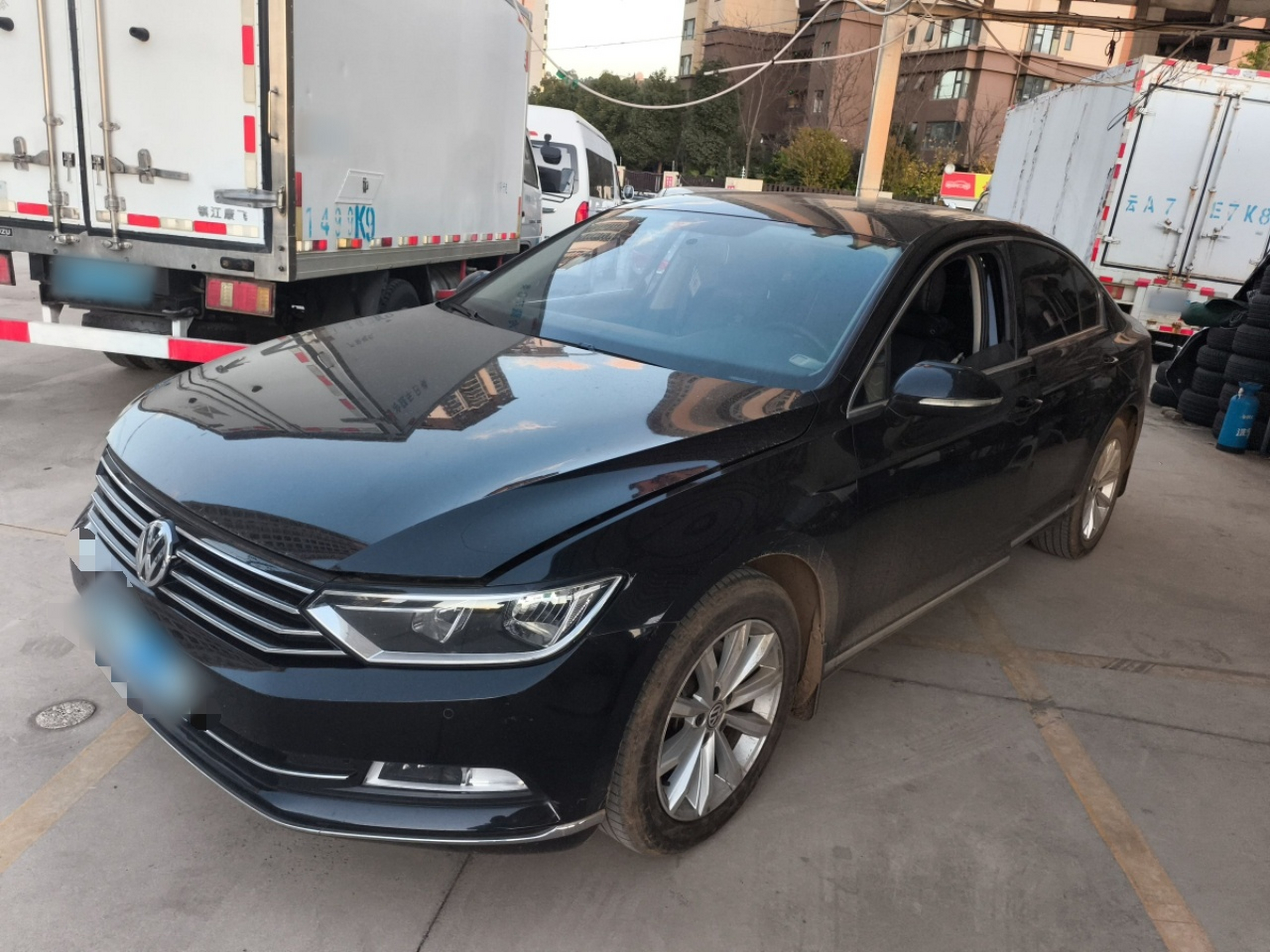 Под передней частью автомобиля