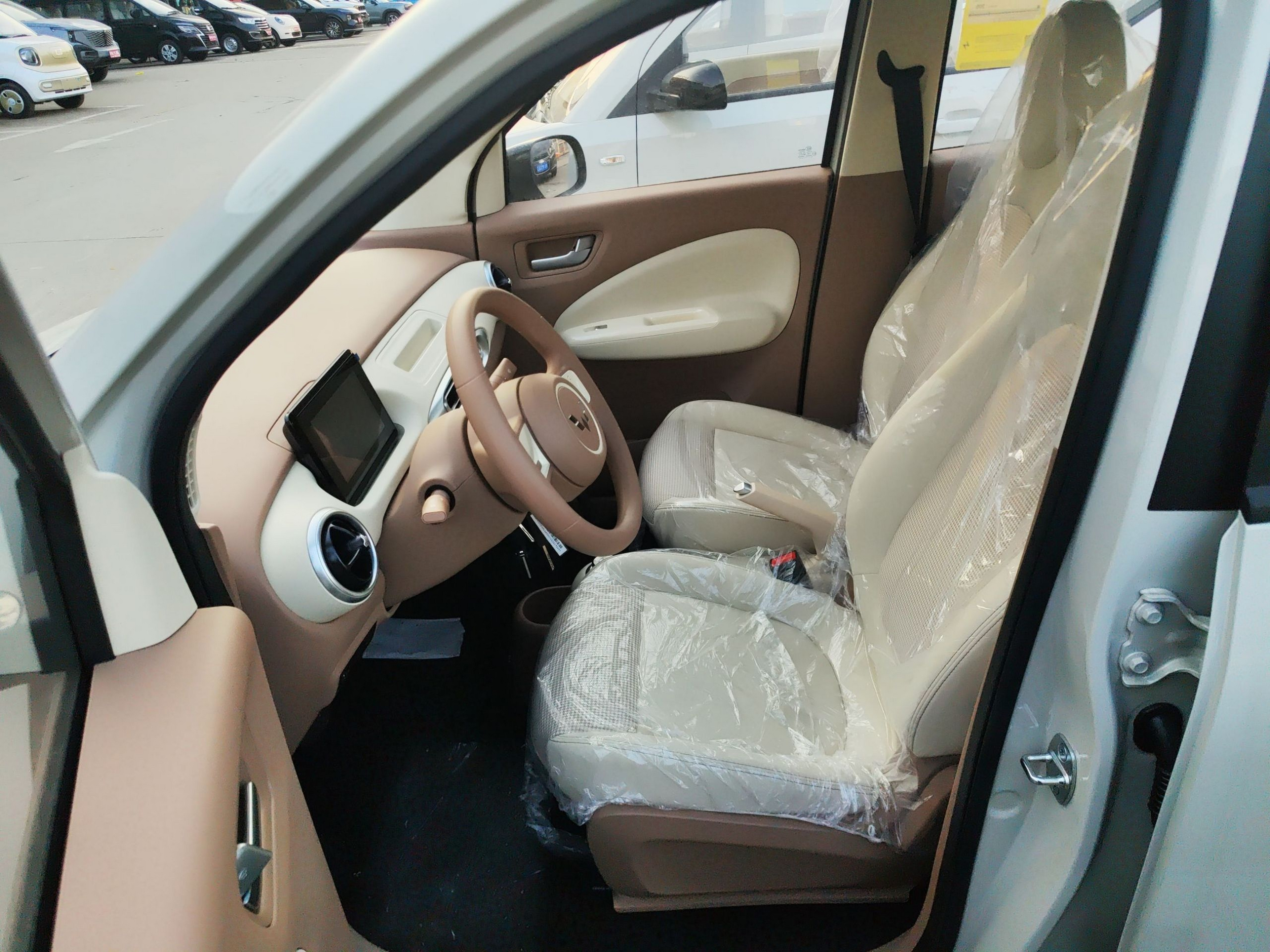 المقاعد الأمامية داخل السيارة