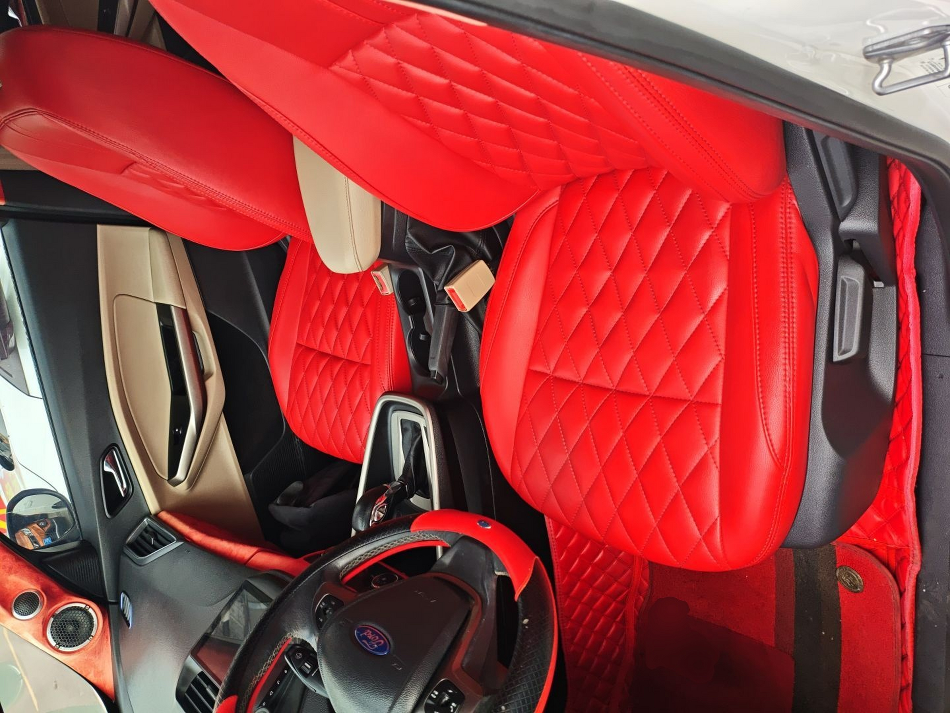 Переднее сиденье в автомобиле