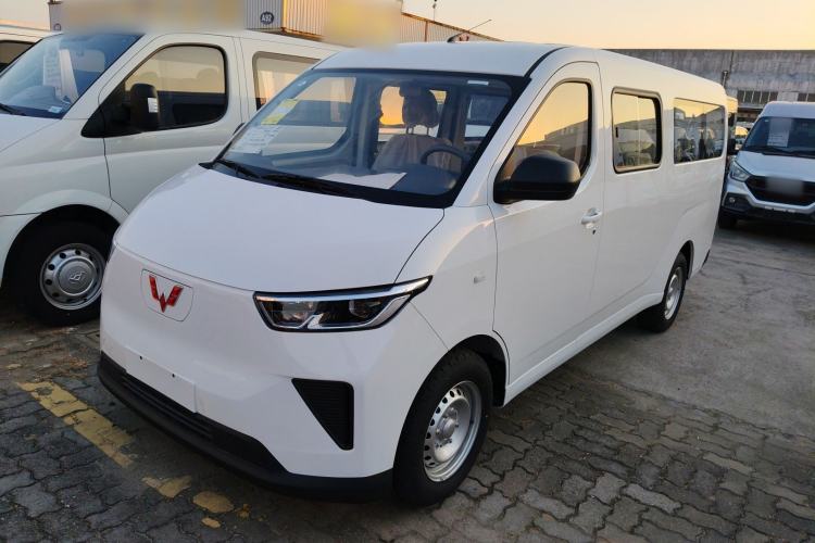 Used Wuling Yangguang 2024 300KM Comfort Version Passenger Van 75kW