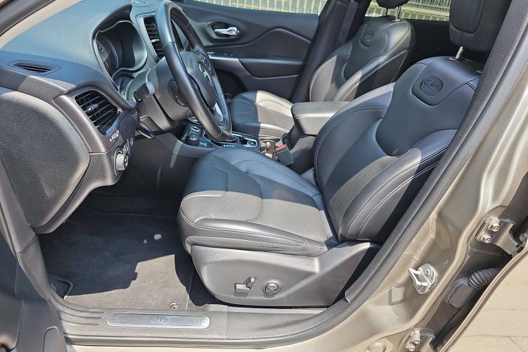 Used  Cherokee 2019 2.0T Four-Wheel Drive All-Round Version China VI
