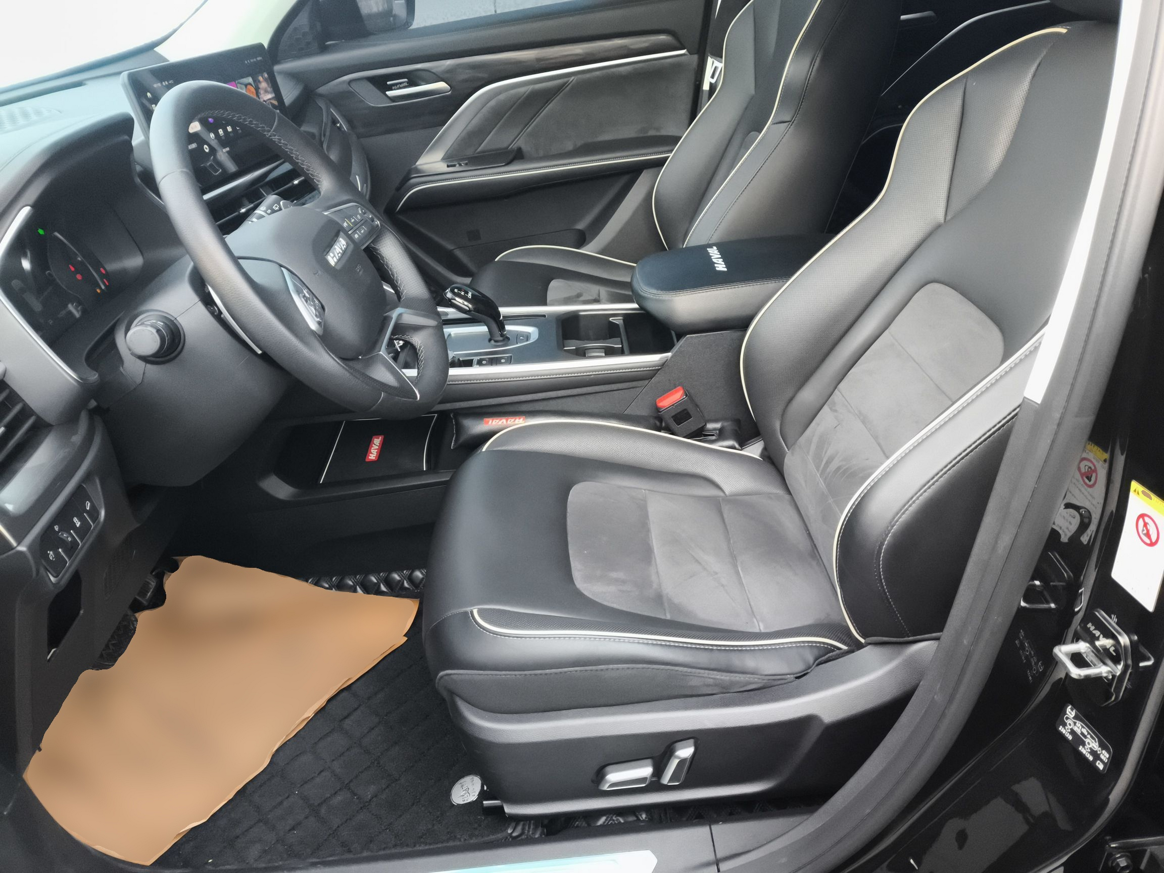 المقاعد الأمامية داخل السيارة