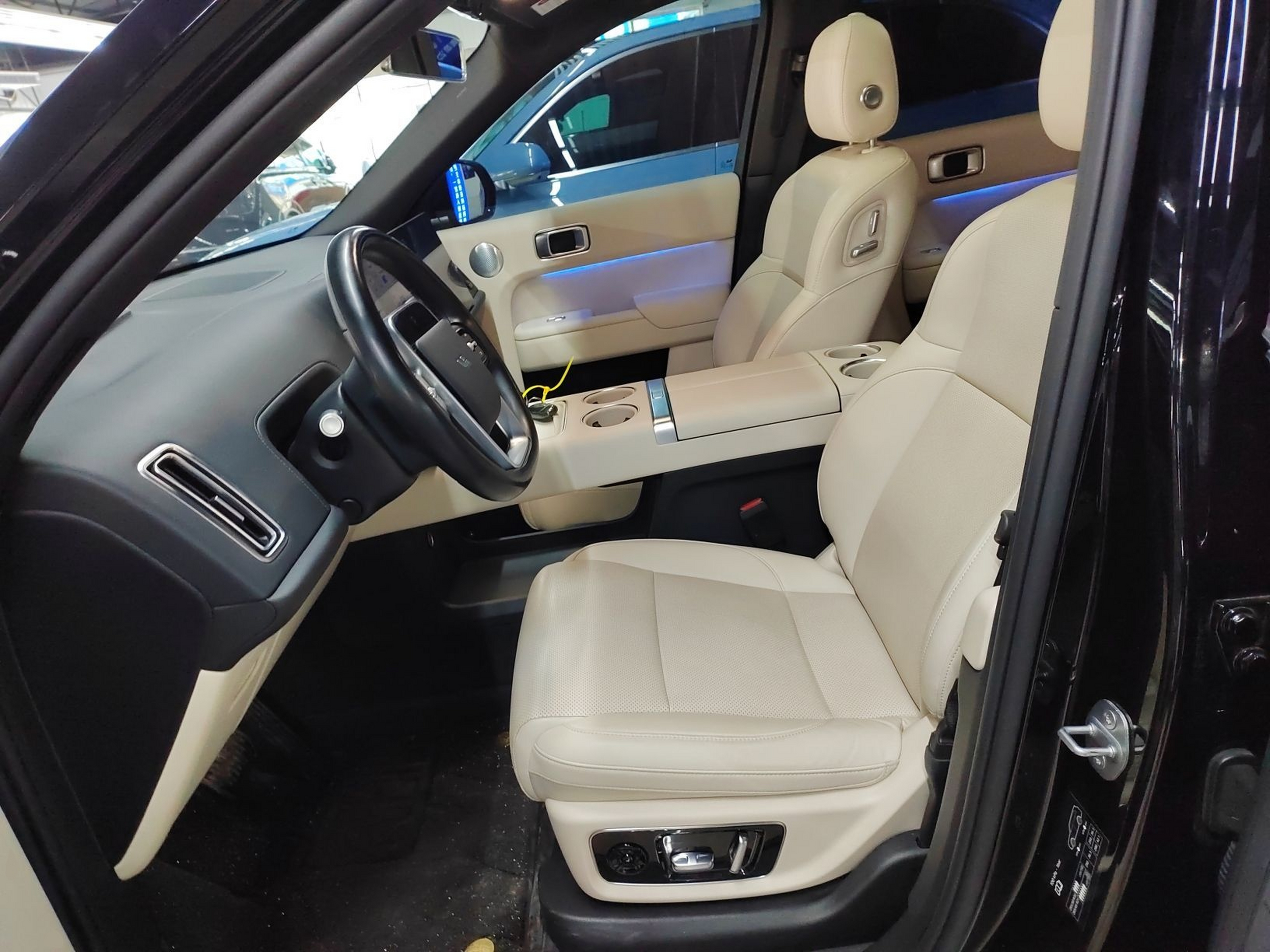 المقاعد الأمامية داخل السيارة