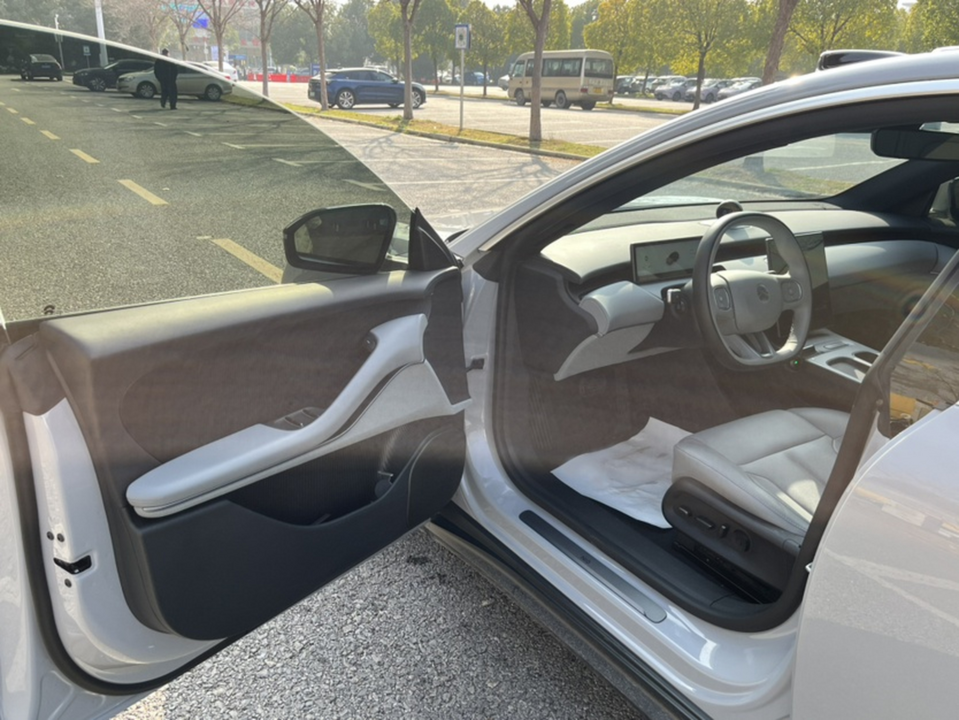 المقاعد الأمامية داخل السيارة