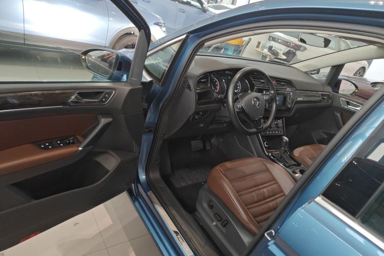 Used Volkswagen Touran 2016 Volkswagen Touran L 330TSI DSG Luxury Edition