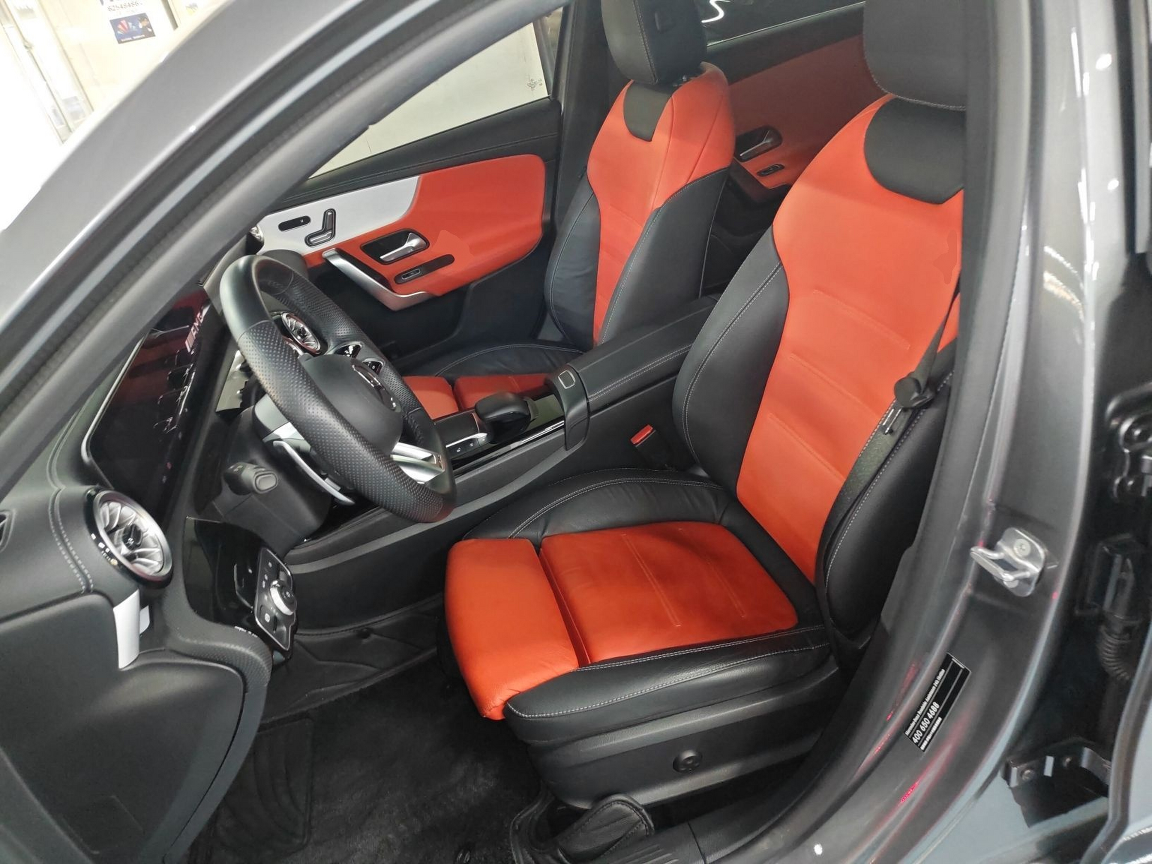 المقاعد الأمامية داخل السيارة