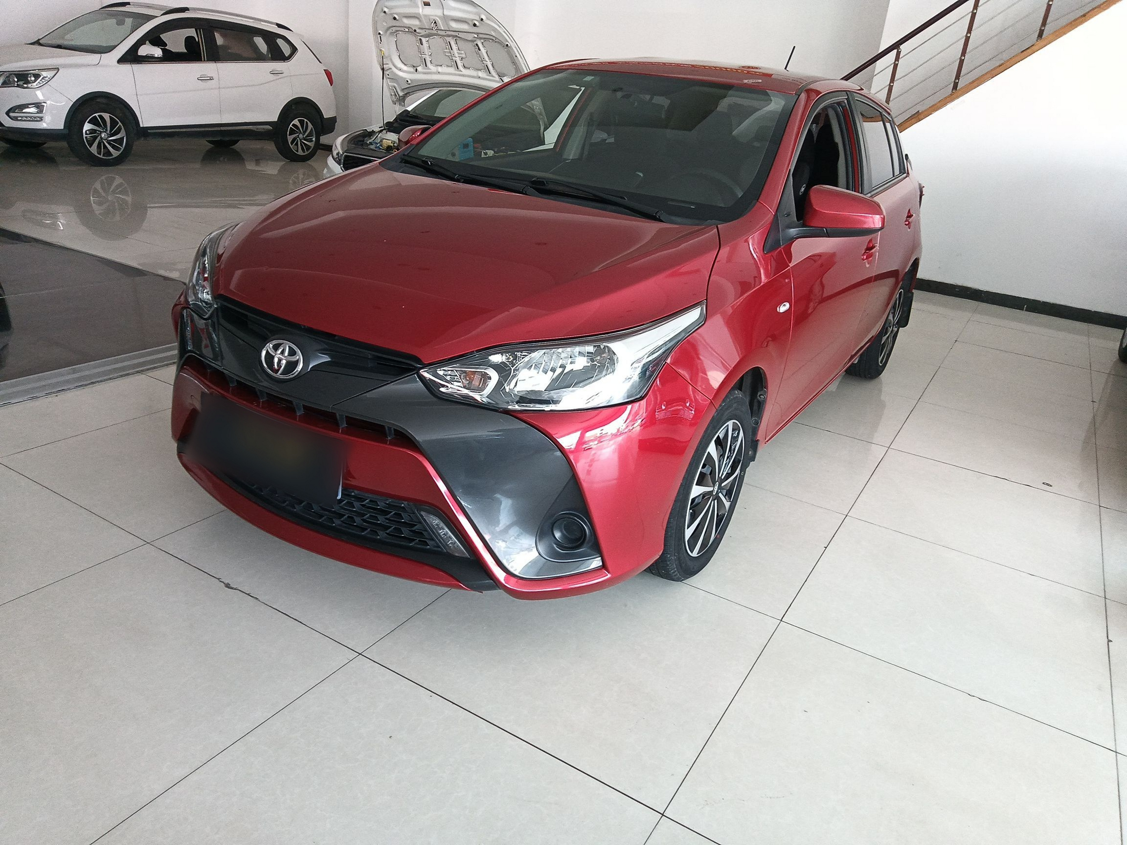 تحت مقدمة السيارة