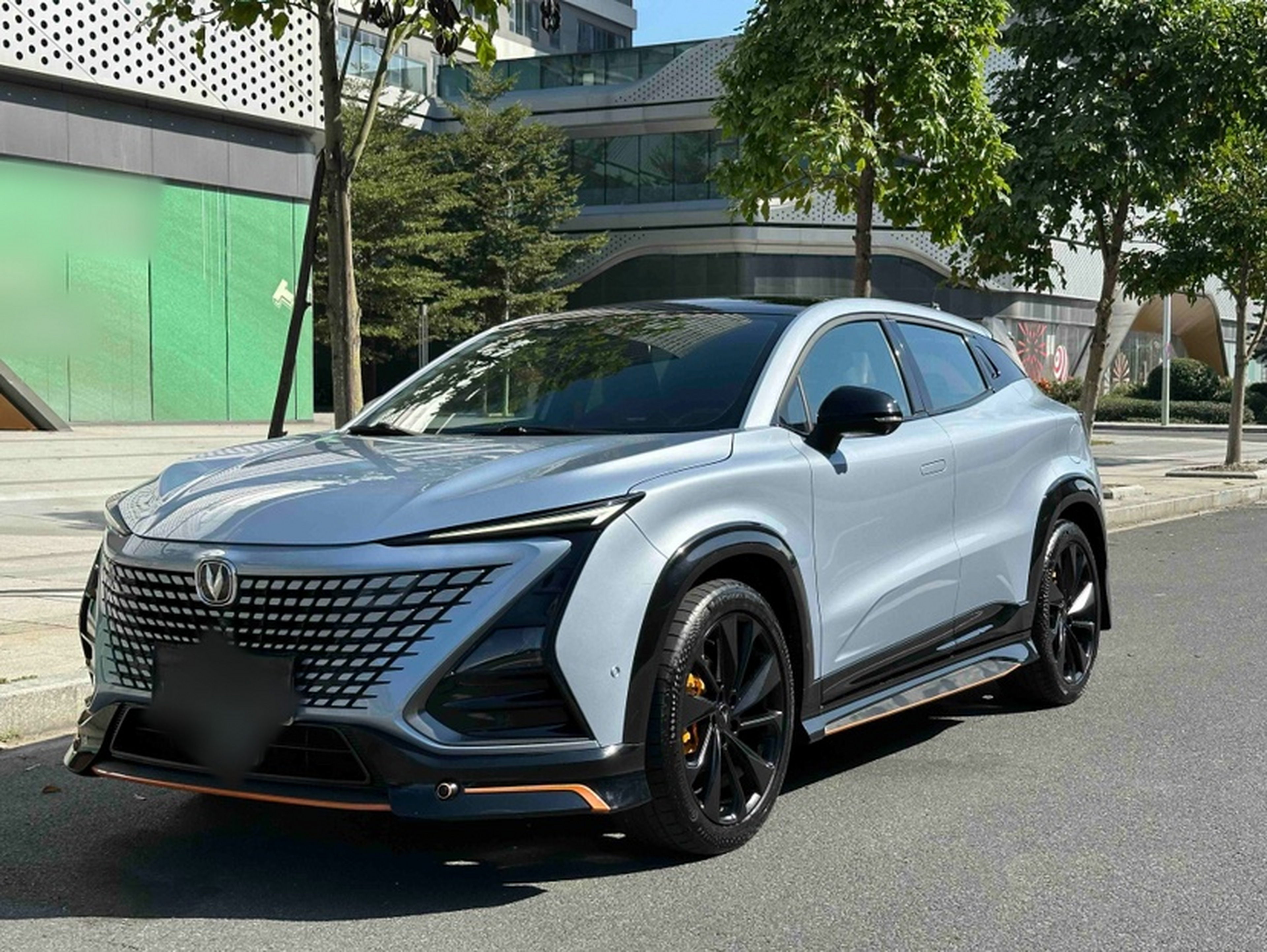 Под передней частью автомобиля