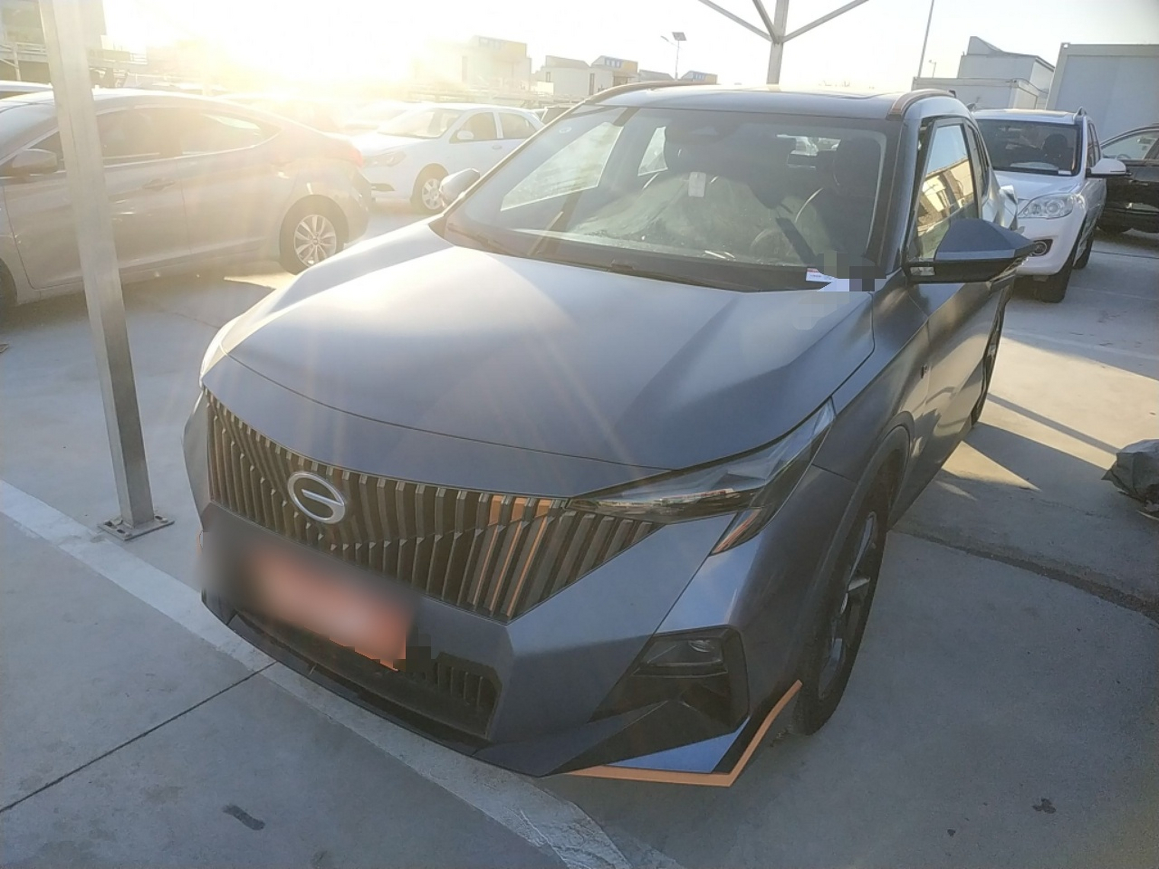 تحت مقدمة السيارة