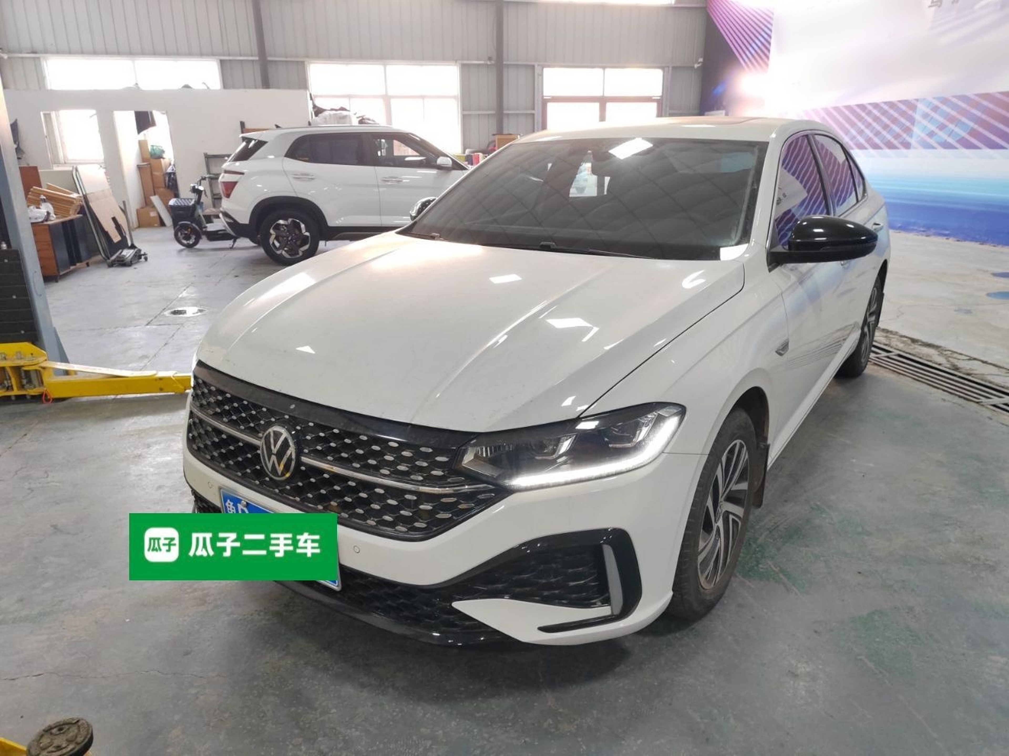 تحت مقدمة السيارة