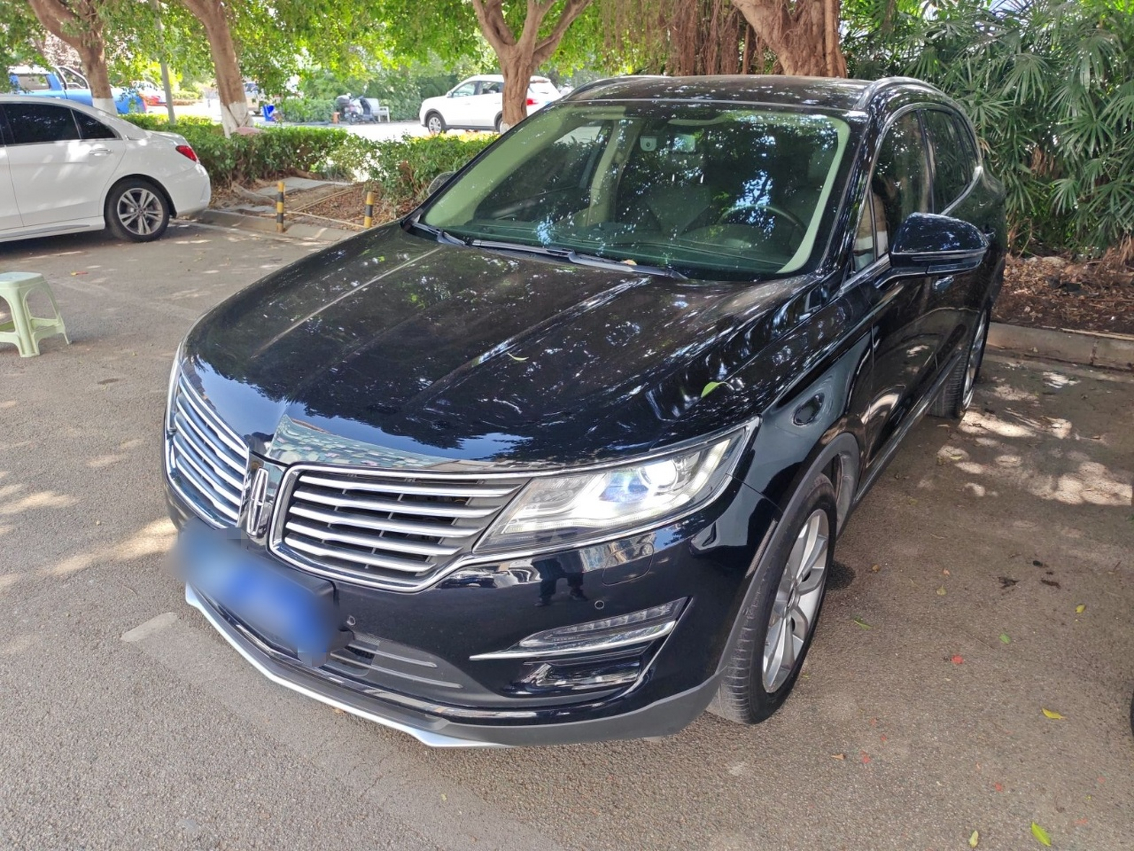 Под передней частью автомобиля