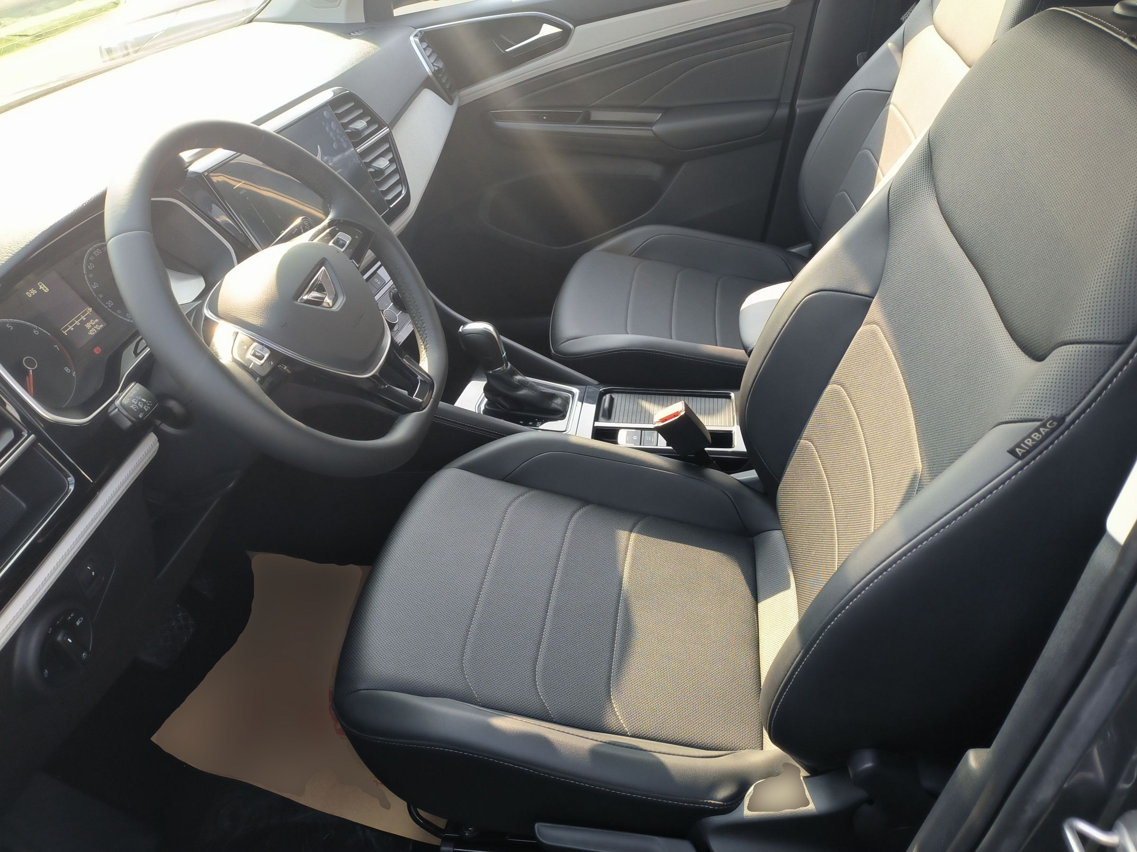 Переднее сиденье в автомобиле