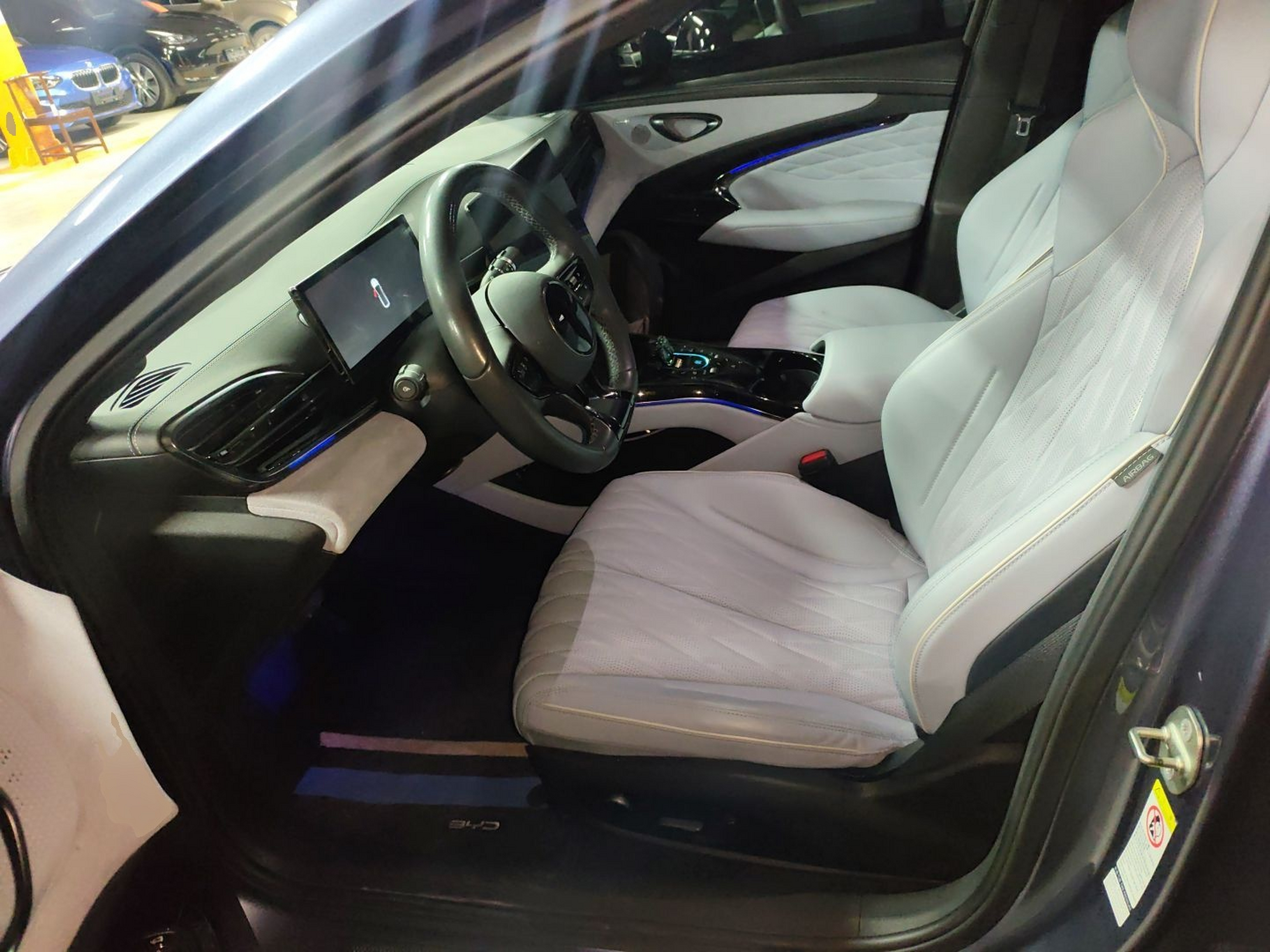 المقاعد الأمامية داخل السيارة