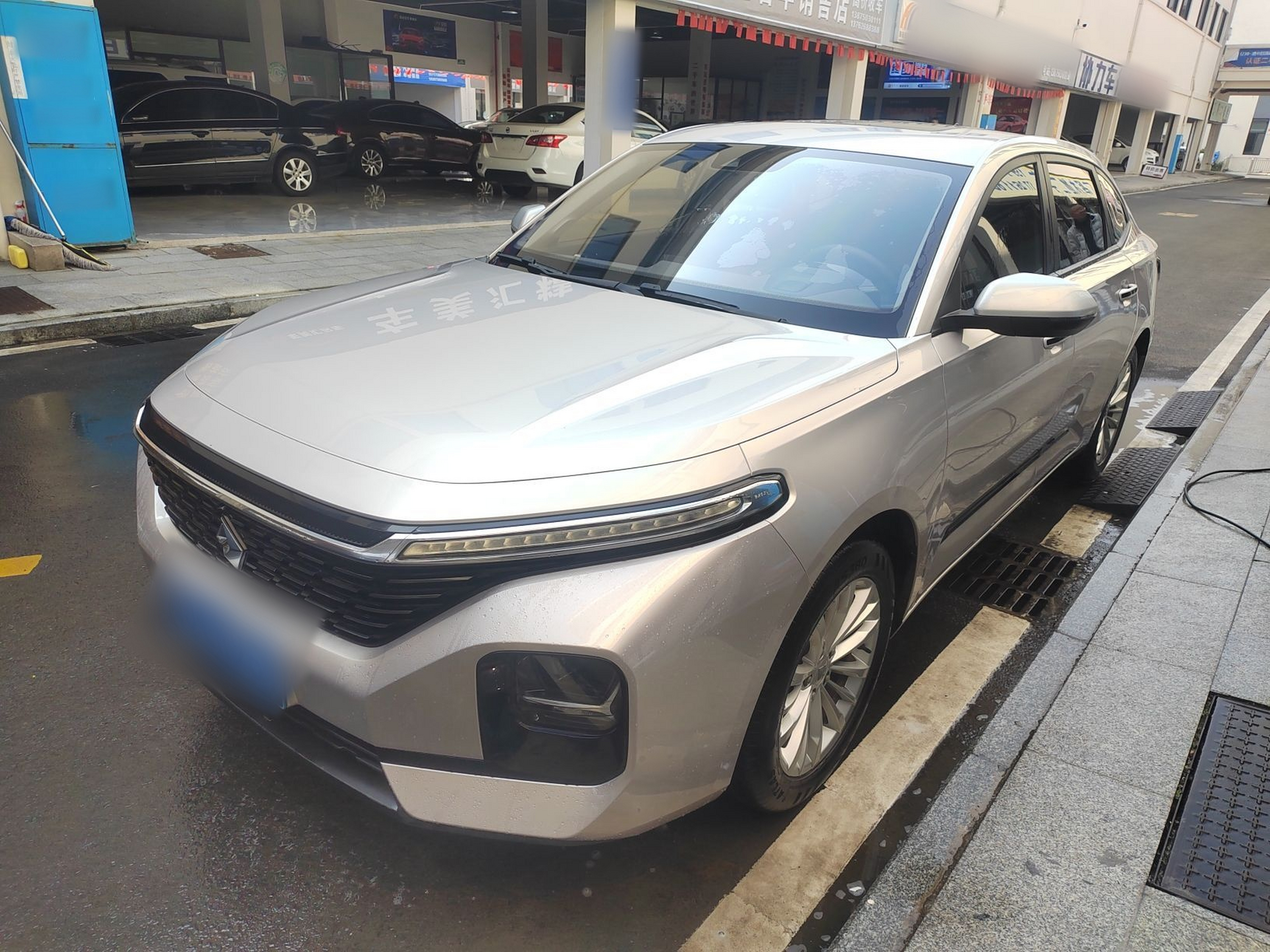 Под передней частью автомобиля